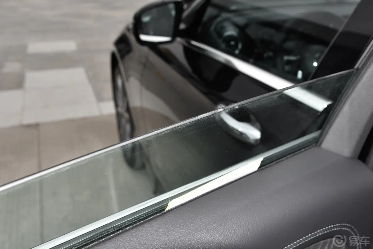 奔驰E级改款 E 300 L 运动时尚型后排玻璃材质特写