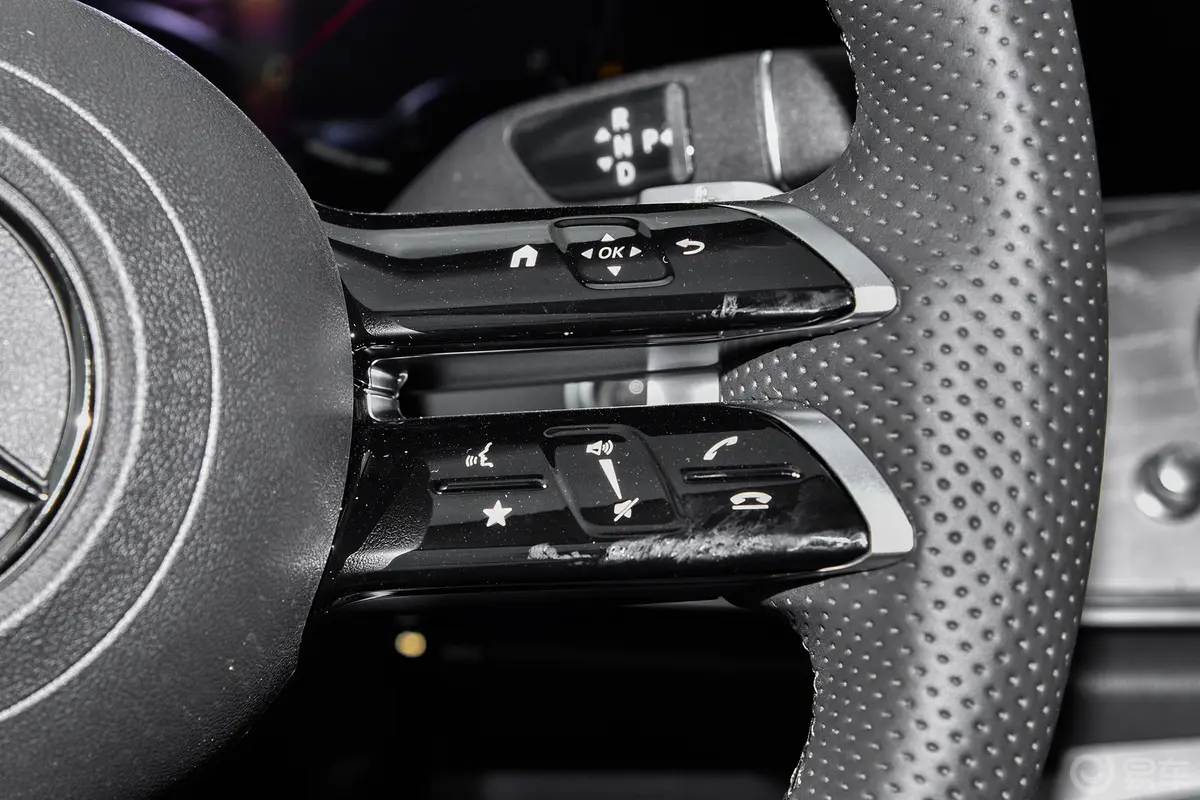 奔驰E级改款 E 300 L 运动时尚型右侧方向盘功能按键