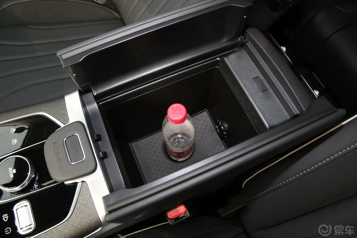 瑞虎92.0T 自动两驱豪华版 5座前排扶手箱储物格