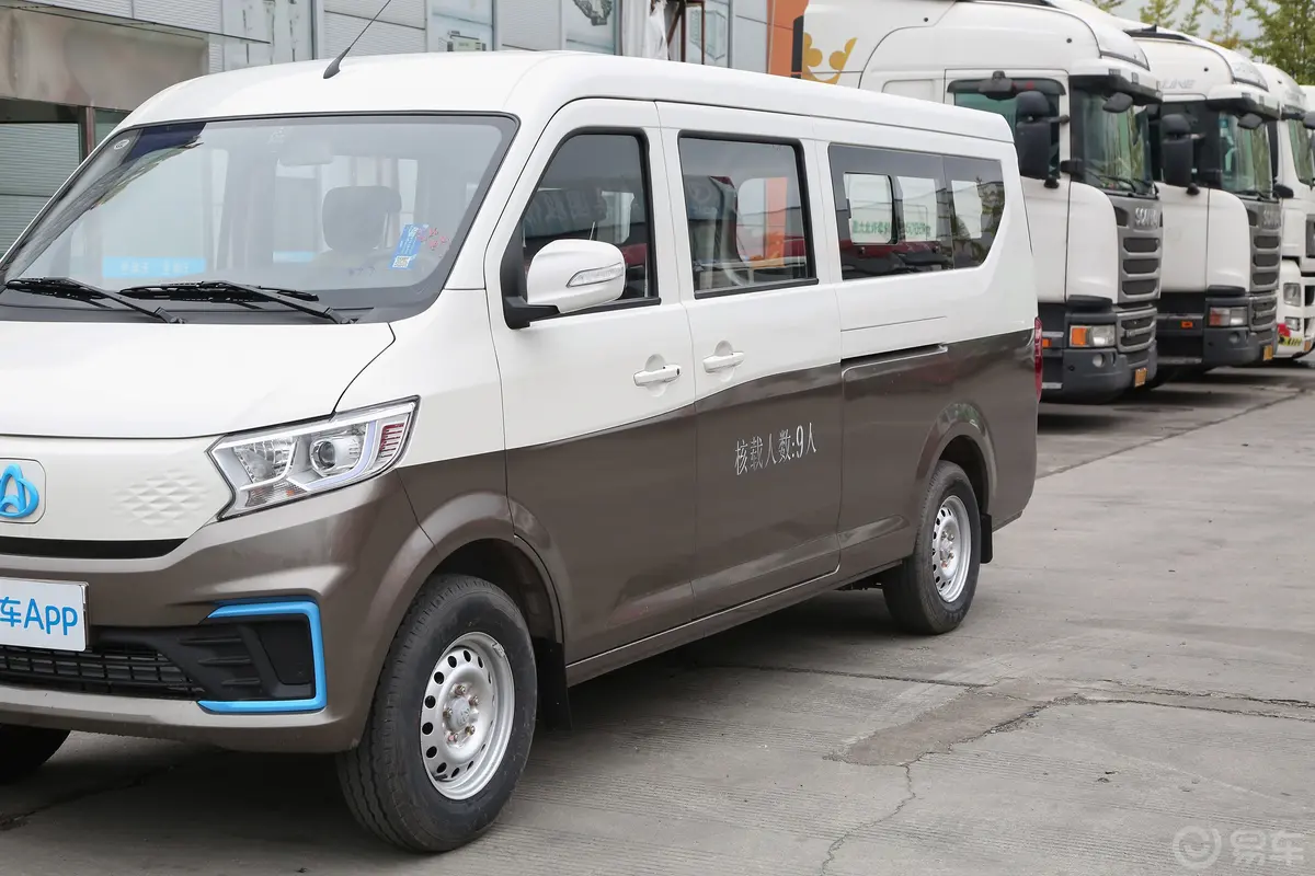 跨越星V7 EV251km 客车掀背门豪华型 9座外观细节