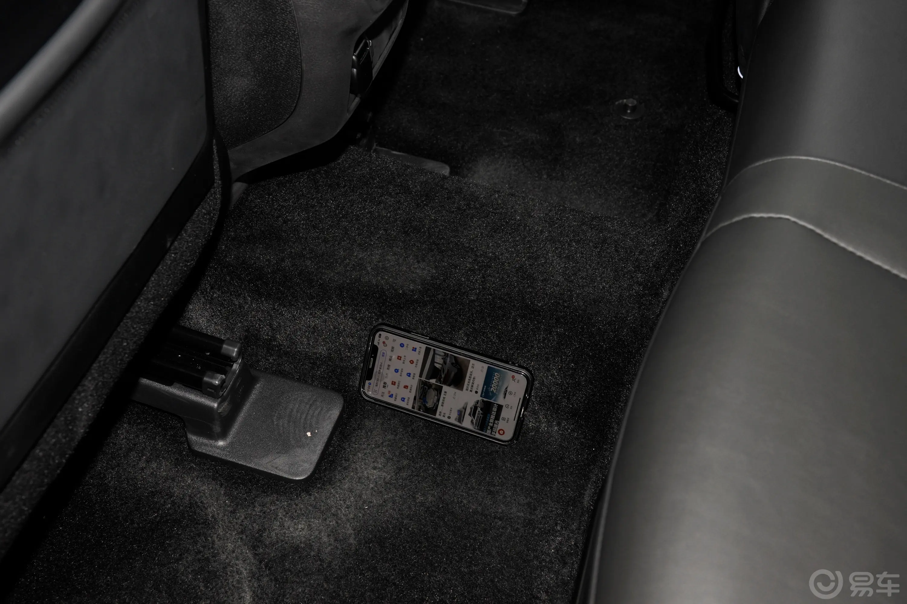 英菲尼迪QX502.0T 两驱时尚版后排地板中间位置