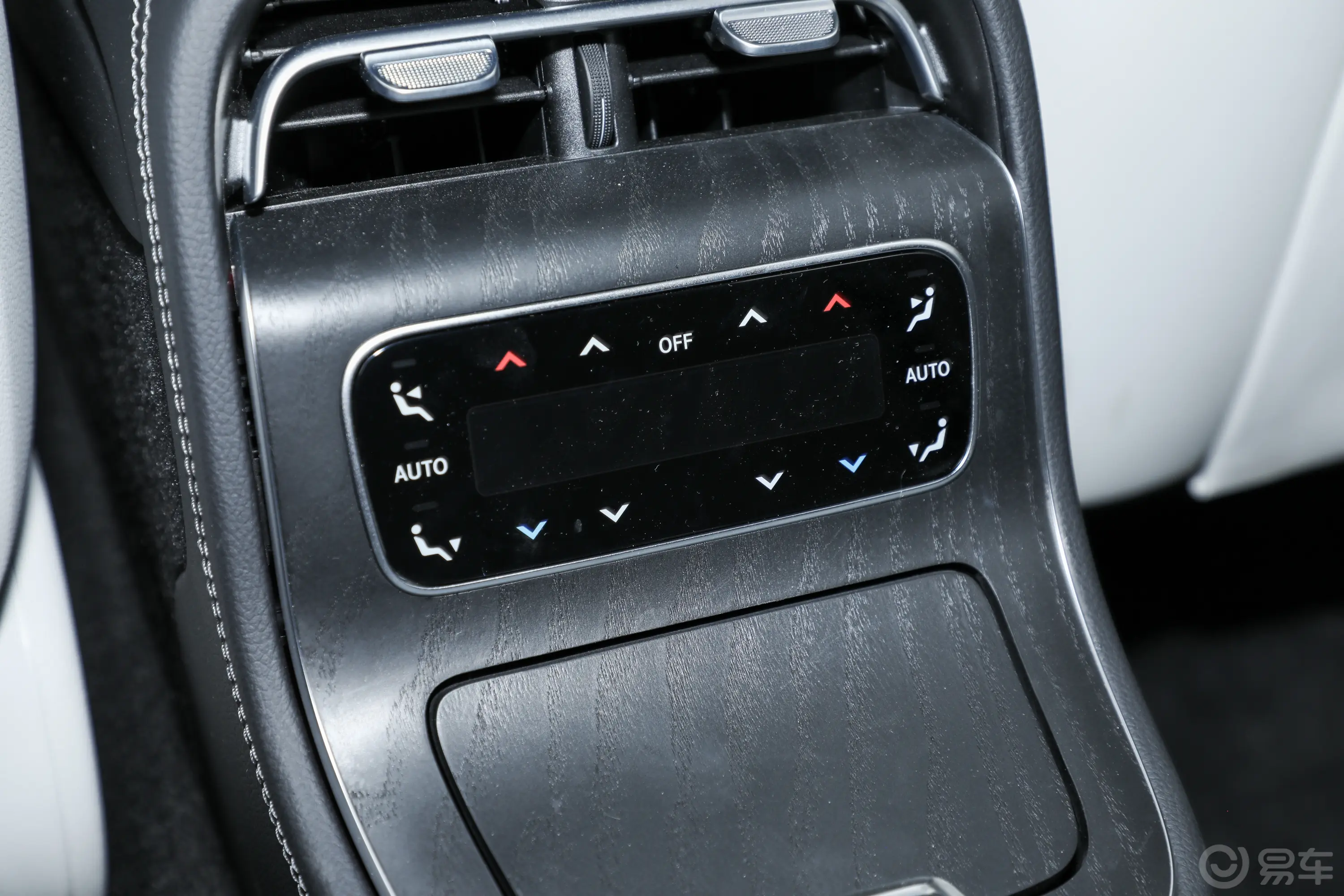 奔驰E级E 300 L 豪华型后排空调控制键