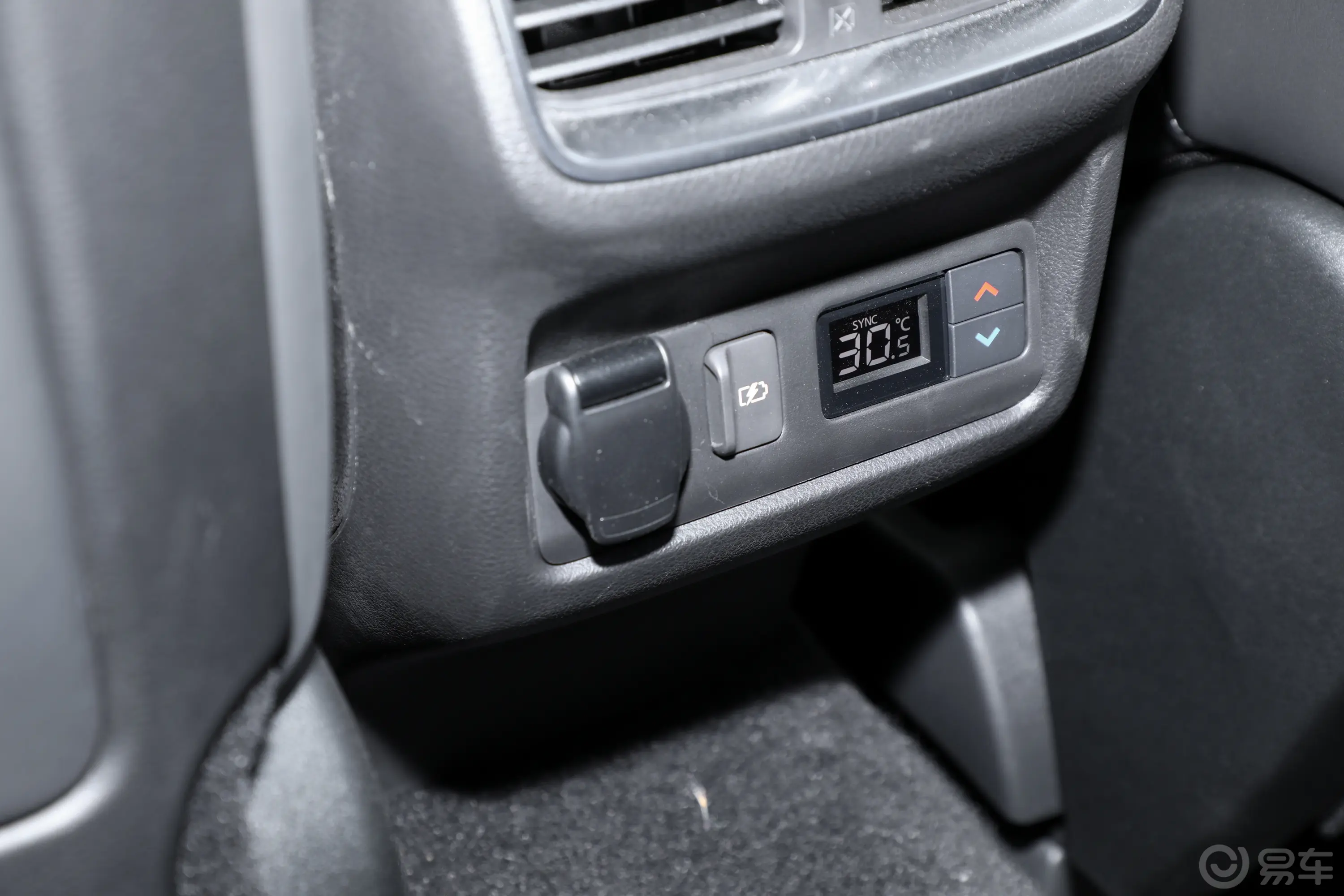英菲尼迪QX502.0T 四驱豪华版后排空调控制键