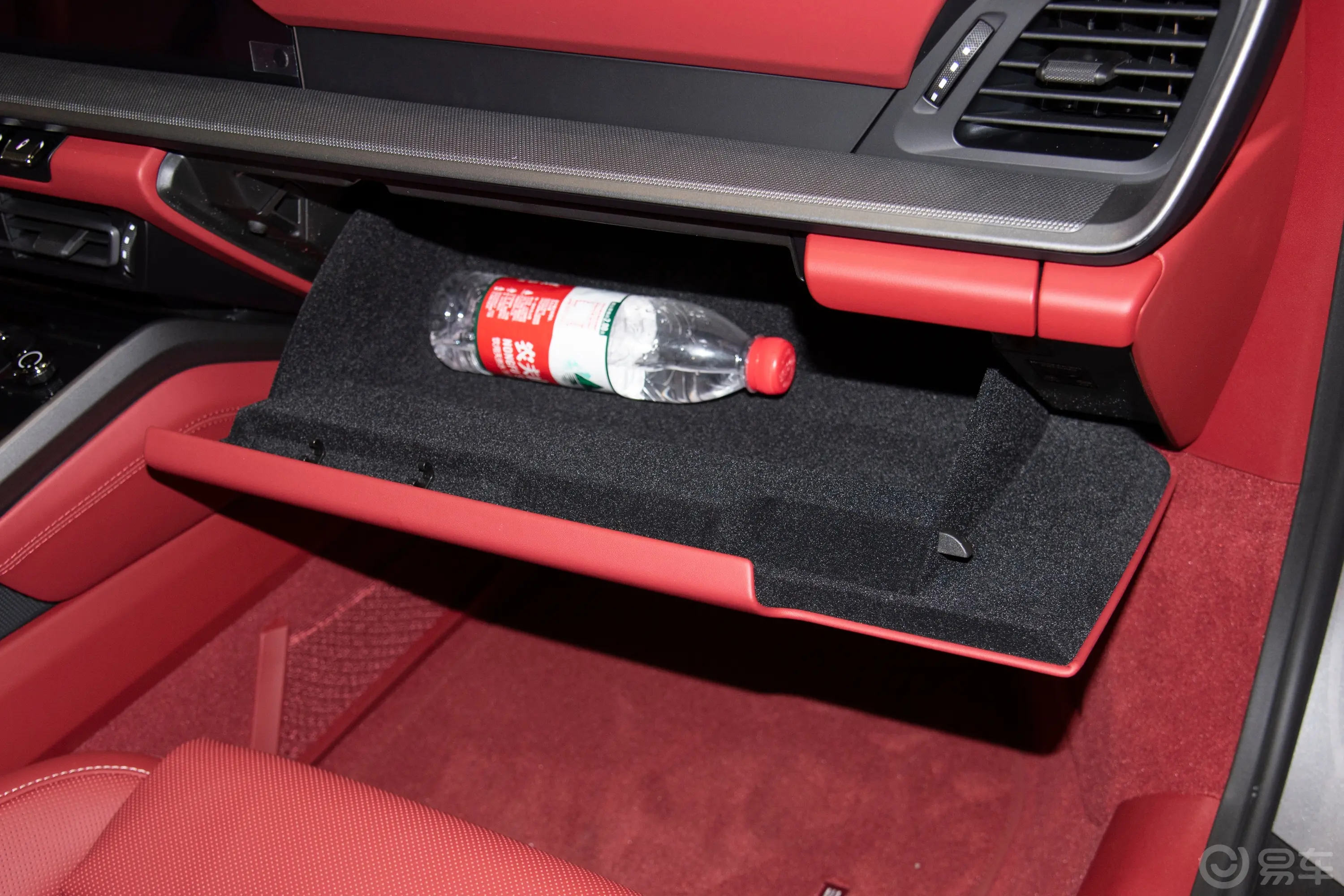 保时捷911Carrera 4 Cabriolet 3.0T手套箱空间水瓶横置