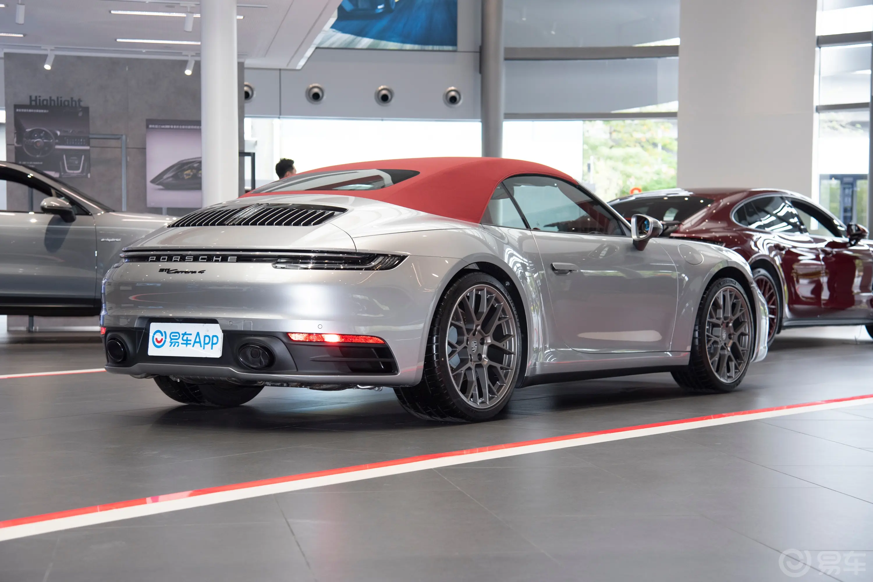 保时捷911Carrera 4 Cabriolet 3.0T侧后45度车头向右水平