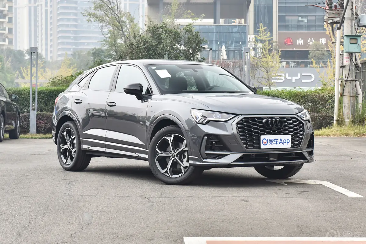 奥迪Q3 Sportback40 TFSI 时尚型侧前45度车头向右水平