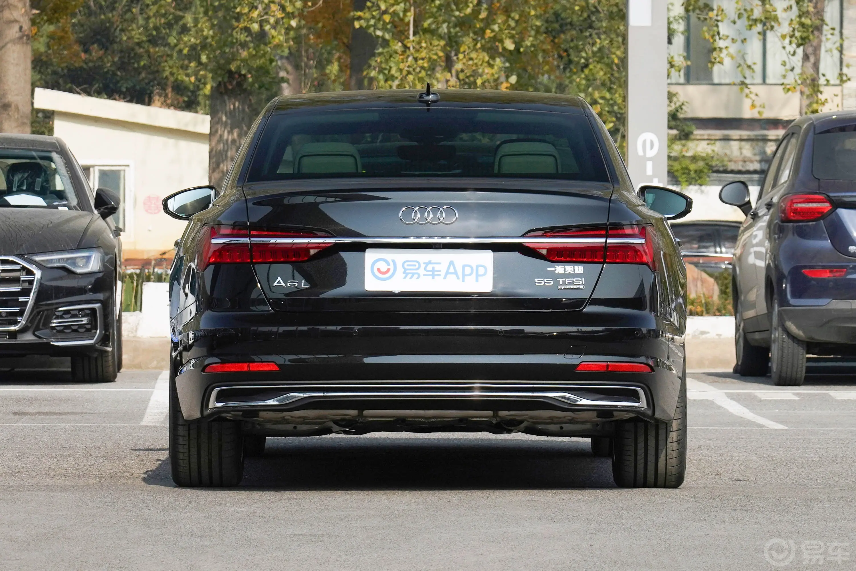 奥迪A6L55 TFSI quattro 旗舰致雅型正后水平