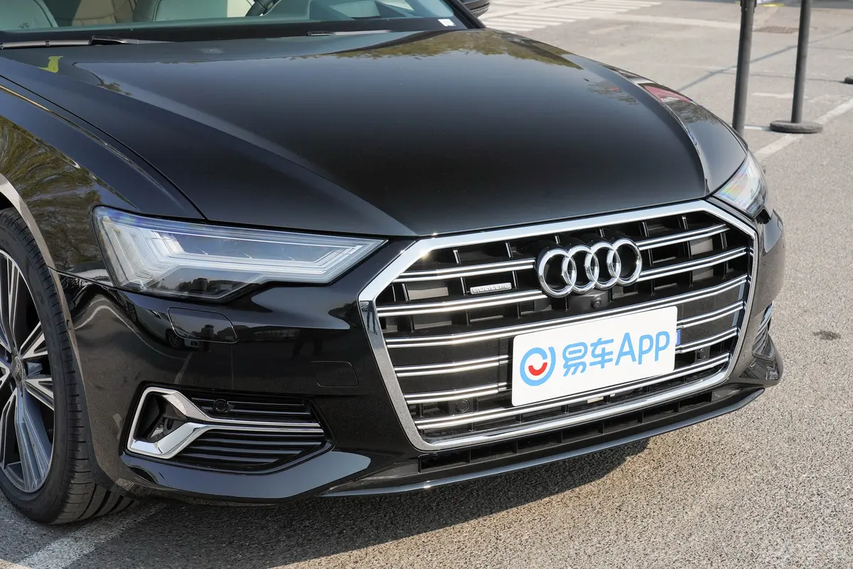 奥迪A6L55 TFSI quattro 旗舰致雅型前格栅侧俯拍