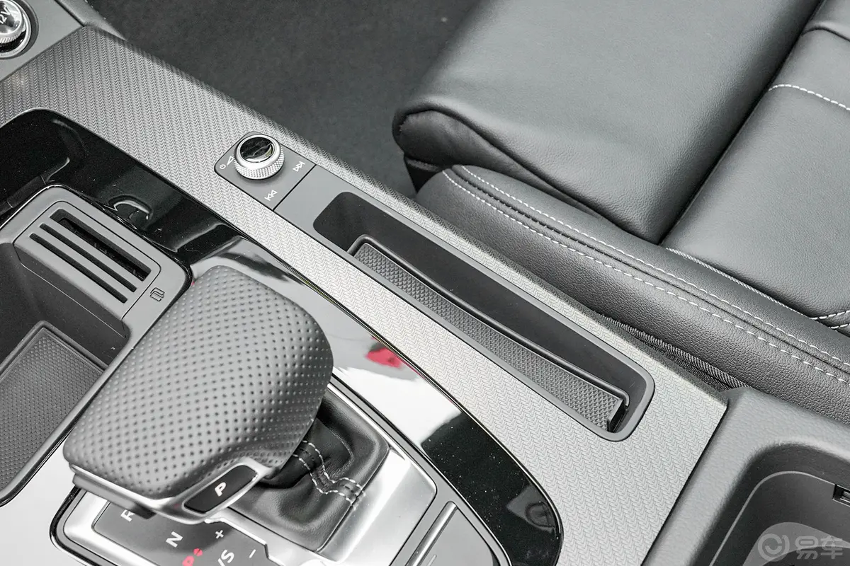 奥迪Q5L45 TFSI 豪华动感型中控