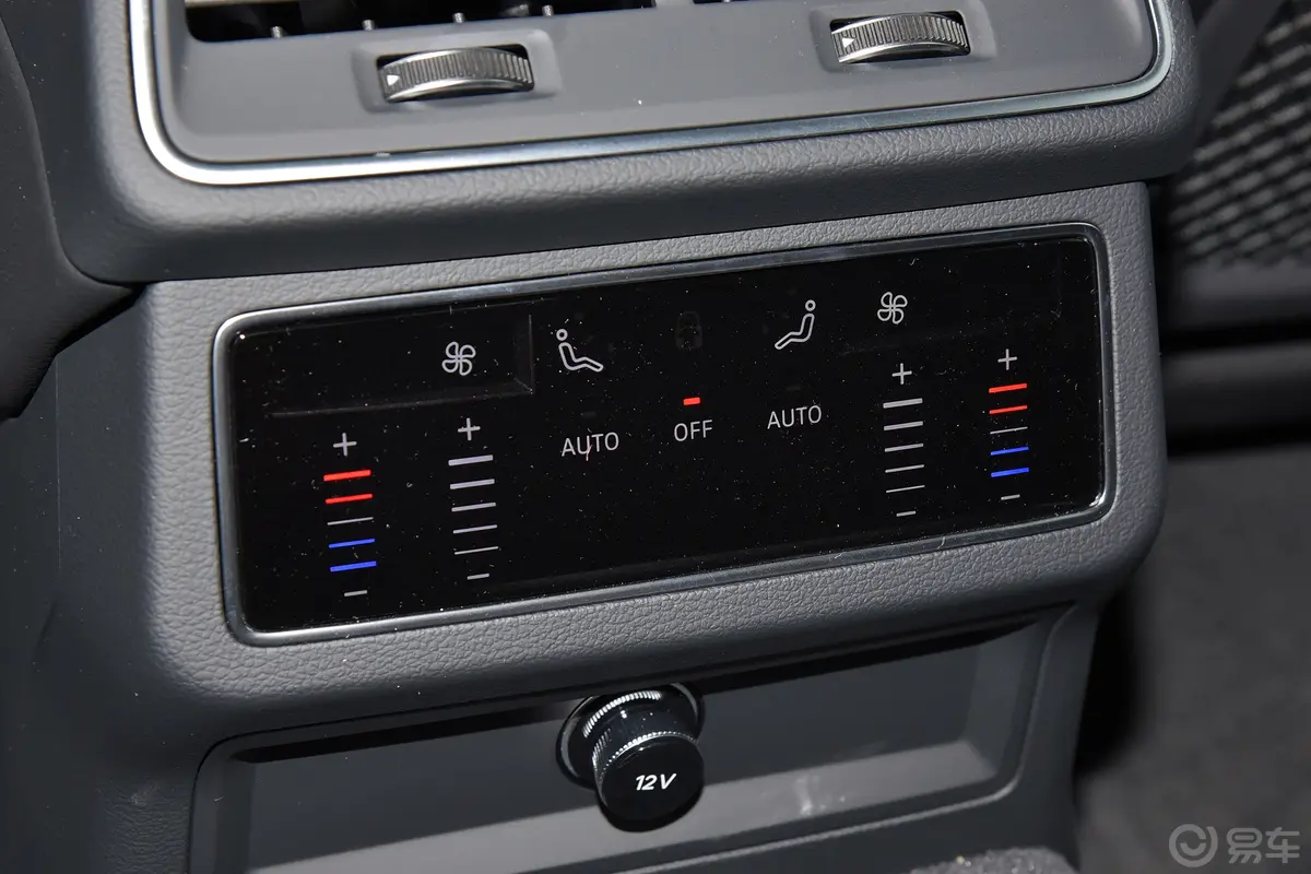 奥迪A745 TFSI 臻选型后排空调控制键