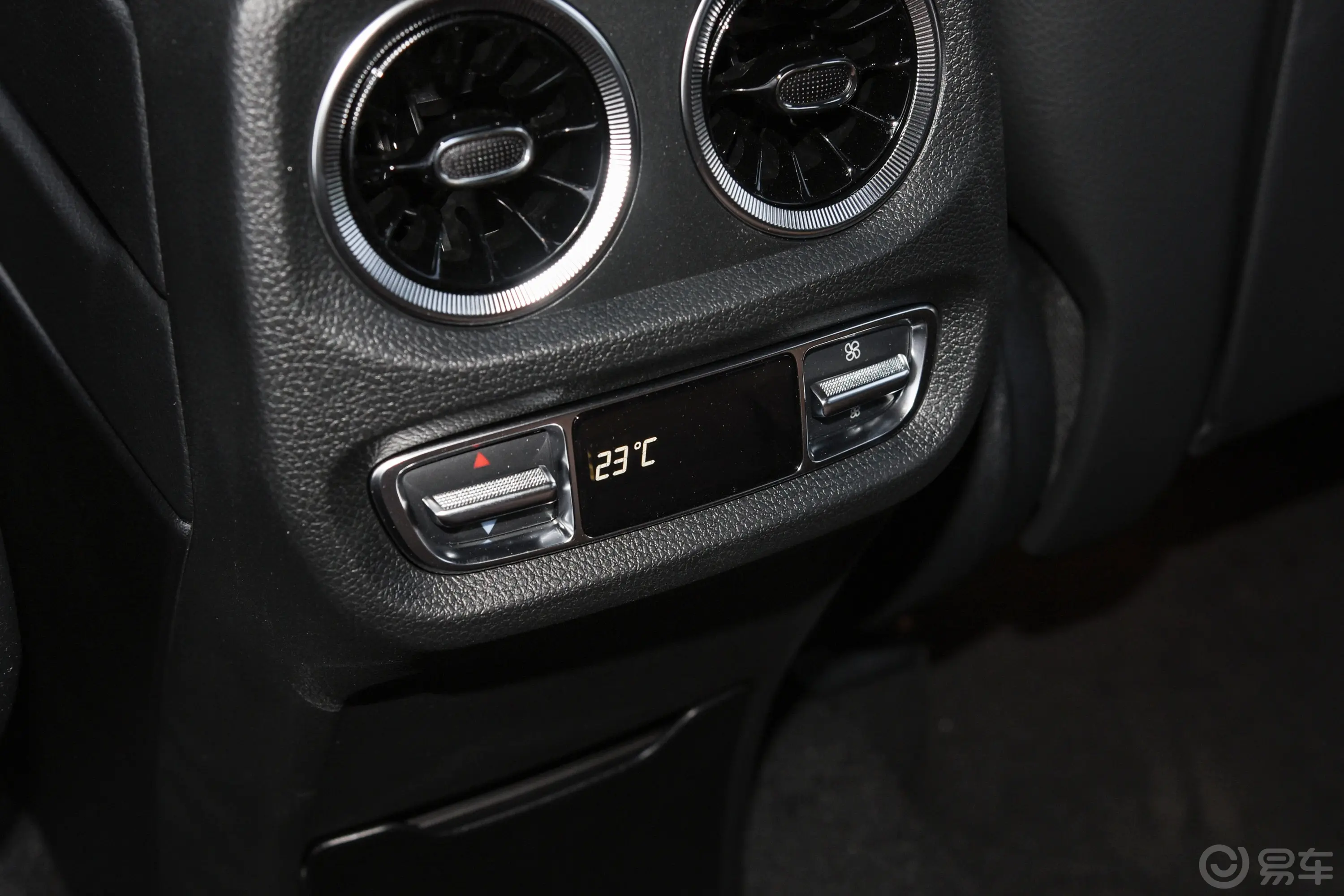 奔驰G级G 350后排空调控制键