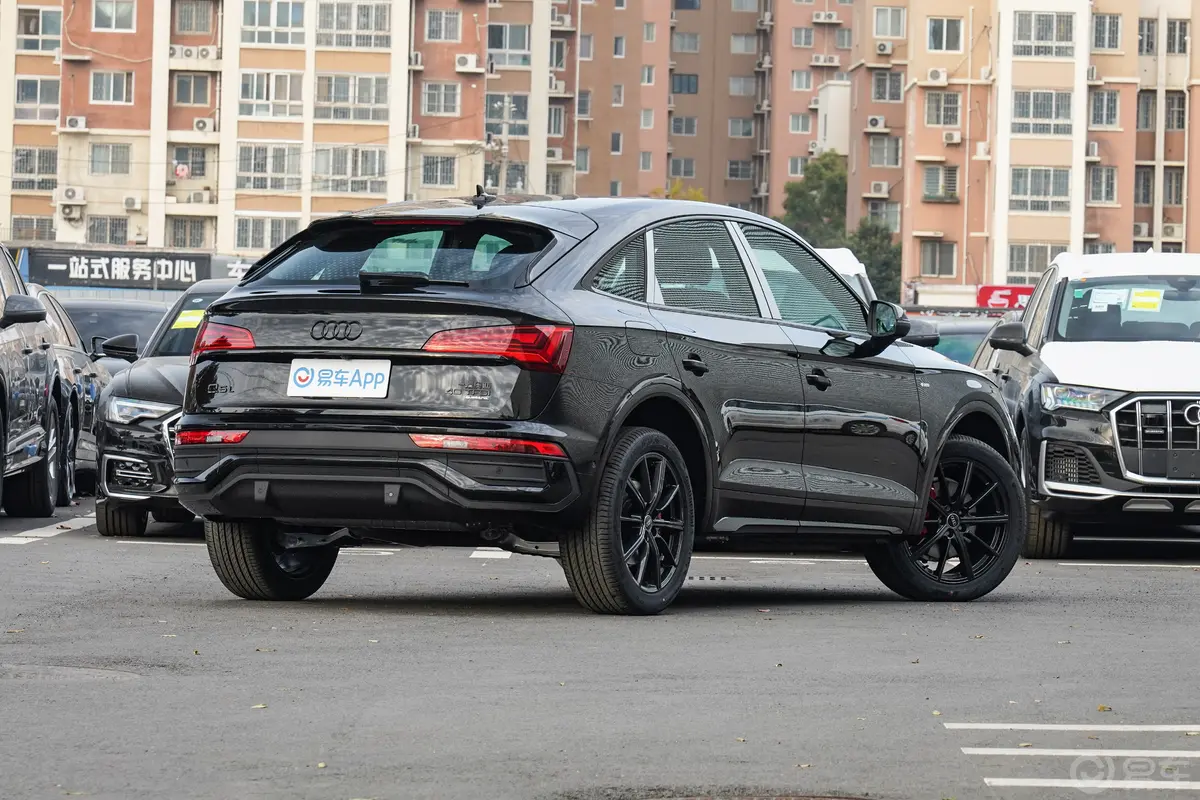 奥迪Q5L Sportback40 TFSI 豪华型侧后45度车头向右水平