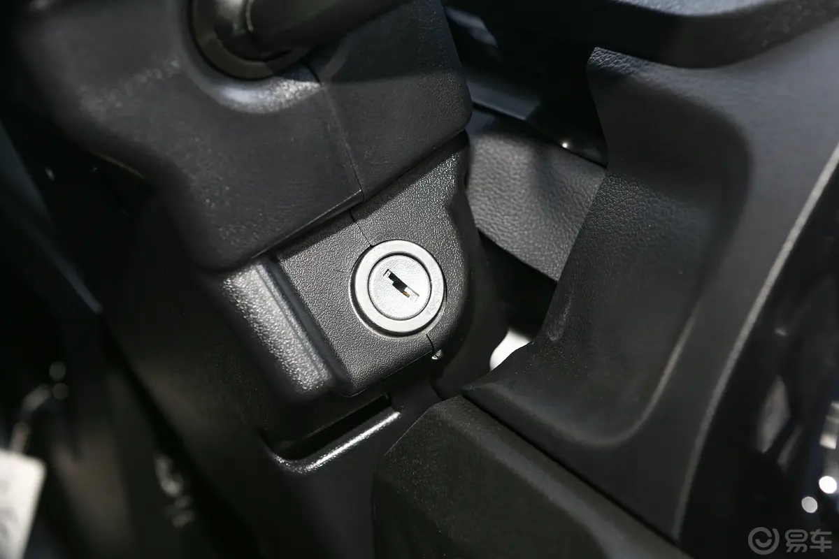 依维柯得意2.5T V37厢式车长轴中顶双胎侧拉门 2-3座钥匙孔或一键启动按键