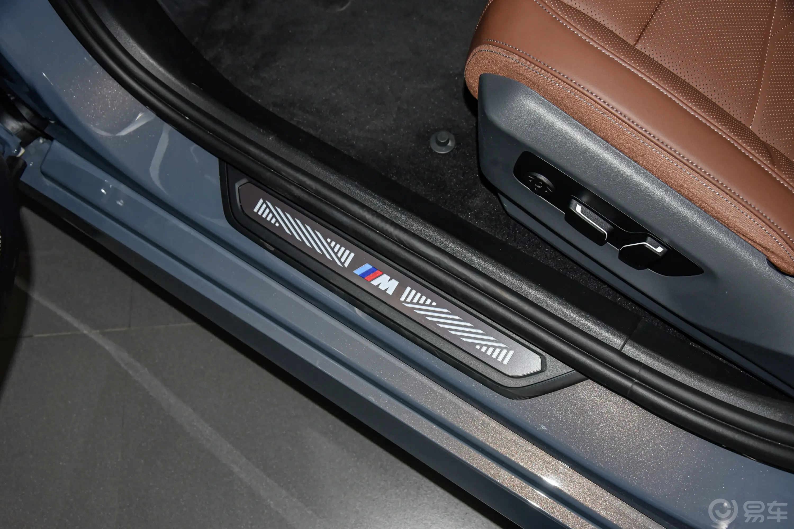 宝马i5eDrive 35L 尊享型 M运动套装前排迎宾踏板