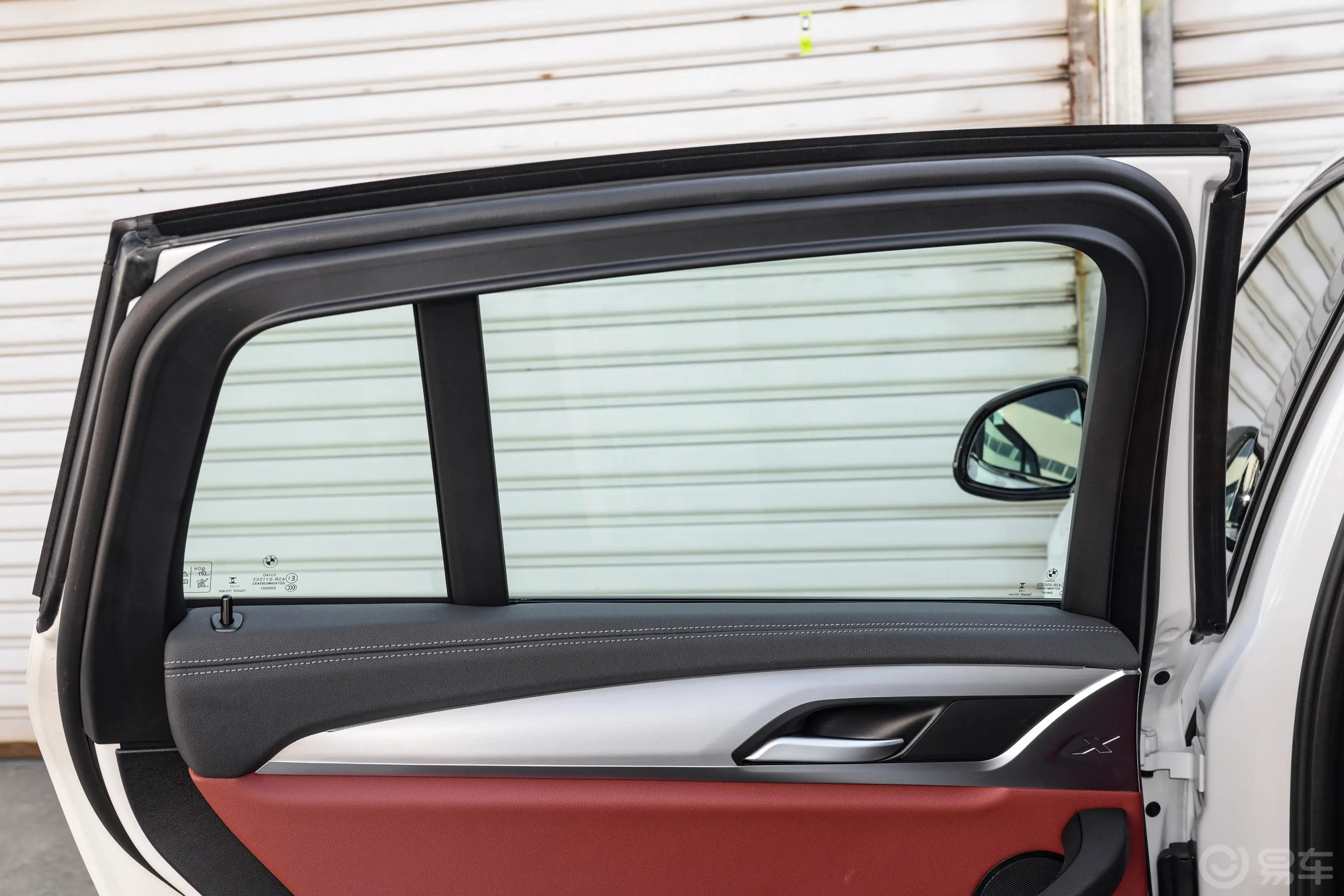宝马X4xDrive25i M运动套装后排侧窗遮阳帘