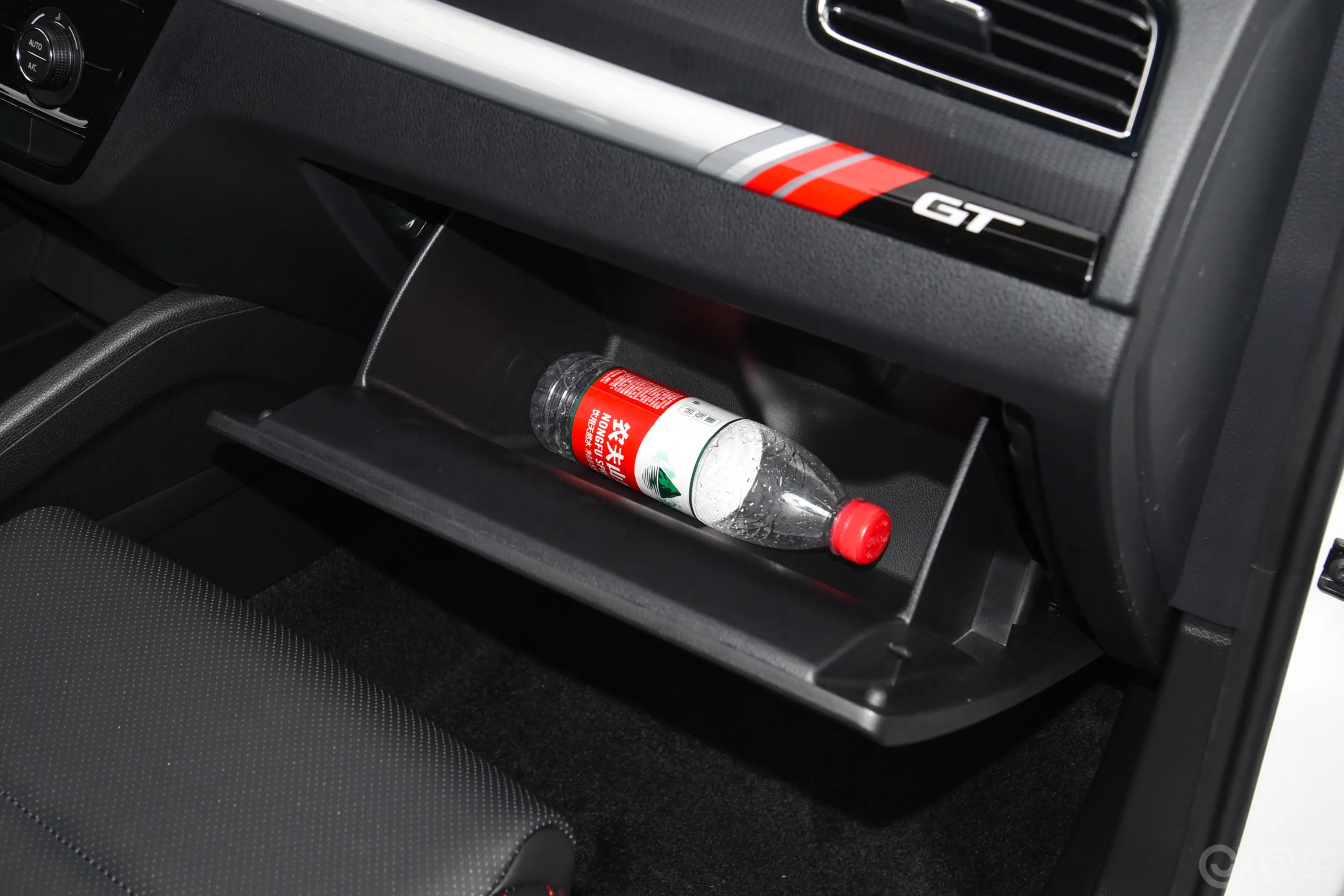 柯米克GT 1.5L 臻享版手套箱空间水瓶横置