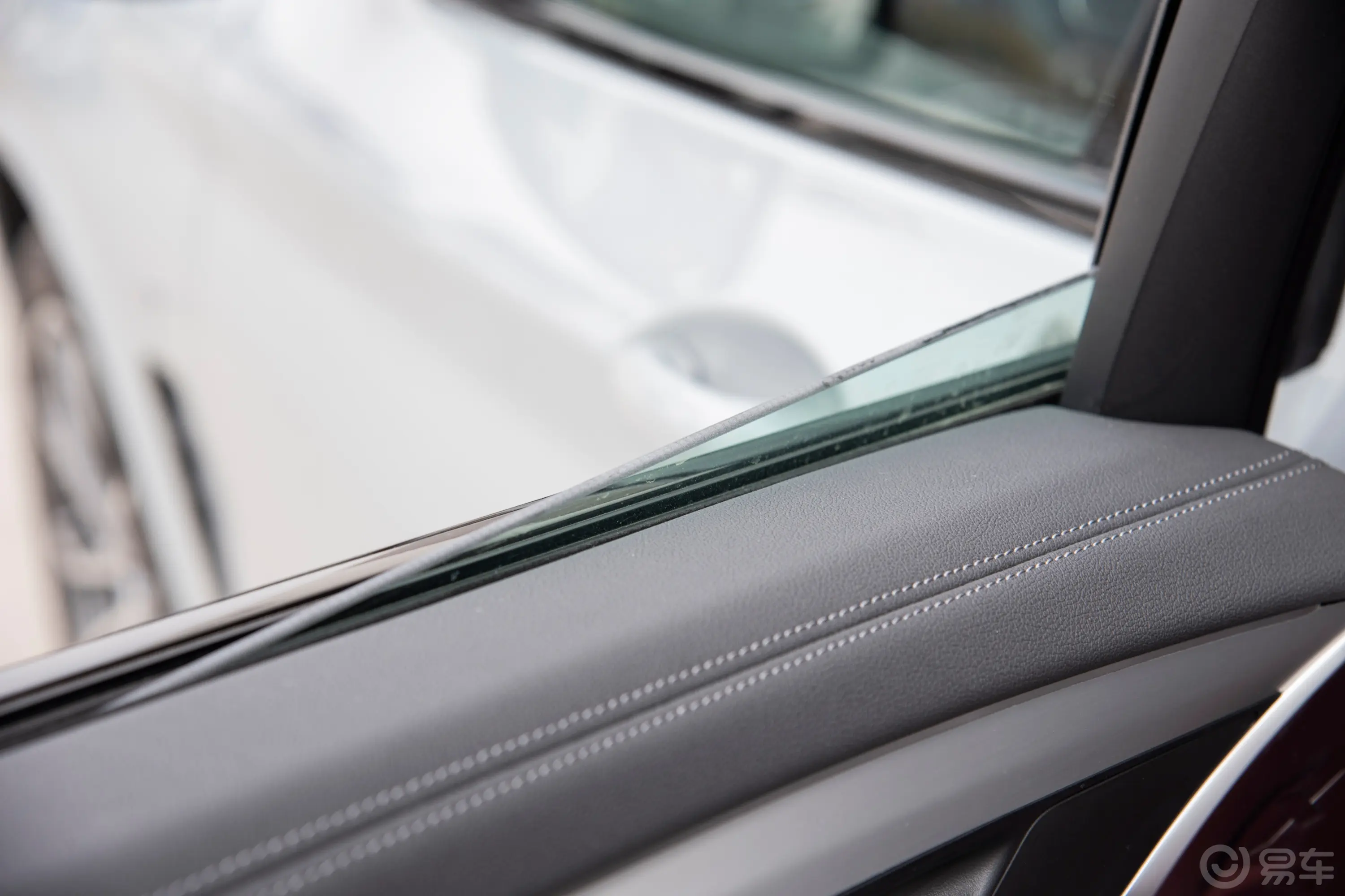 宝马X4xDrive30i M运动套装后排玻璃材质特写