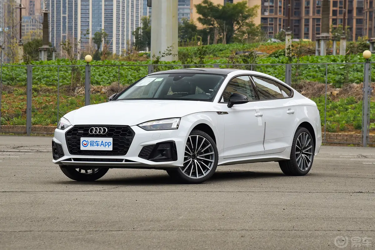 奥迪A5Sportback 40 TFSI quattro 豪华动感型侧前45度车头向左水平