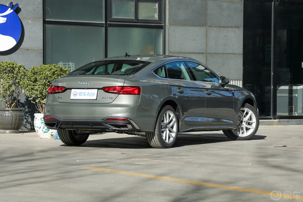 奥迪A5Sportback 40 TFSI 时尚动感型侧后45度车头向右水平