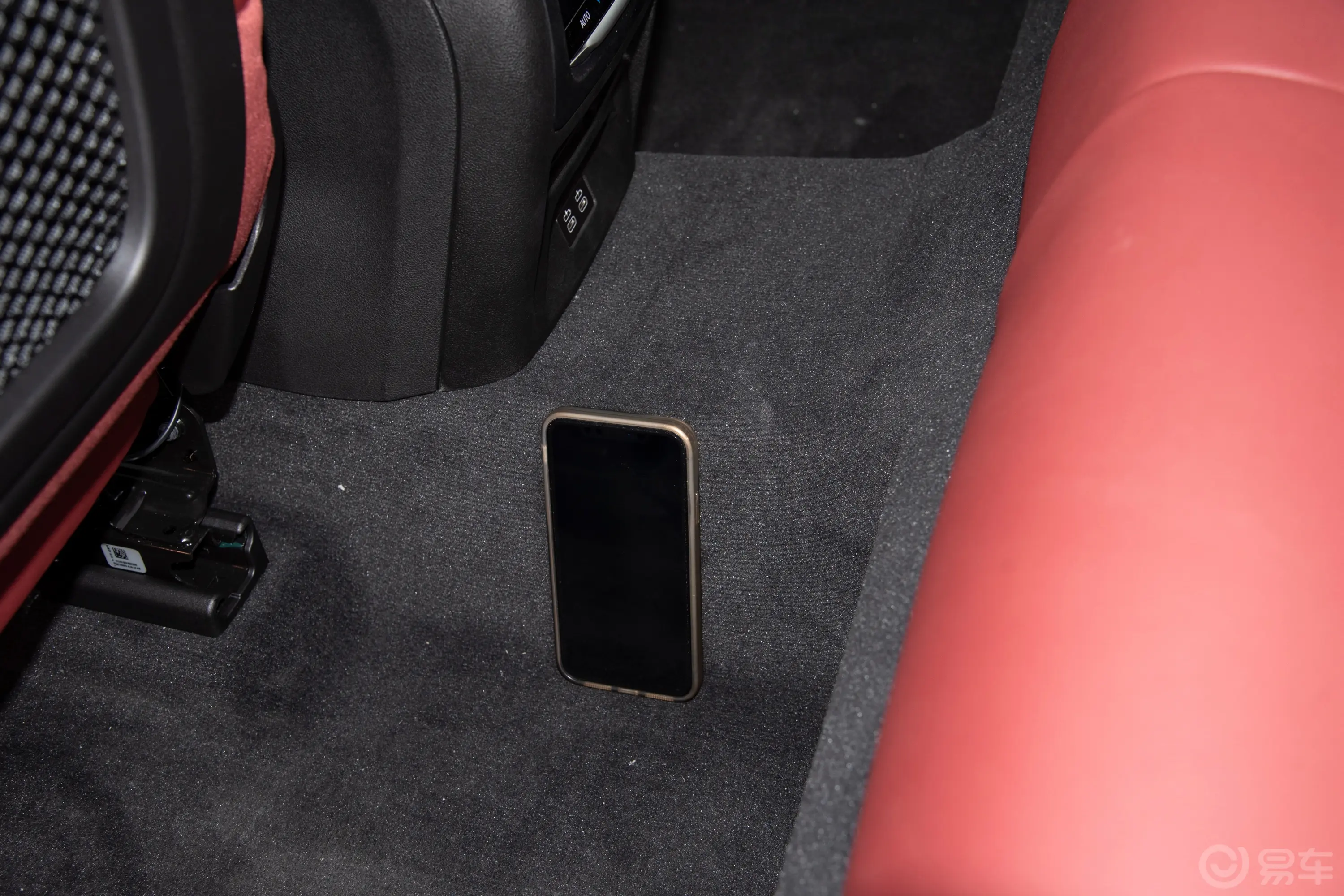 宝马X4xDrive30i M运动套装后排地板中间位置