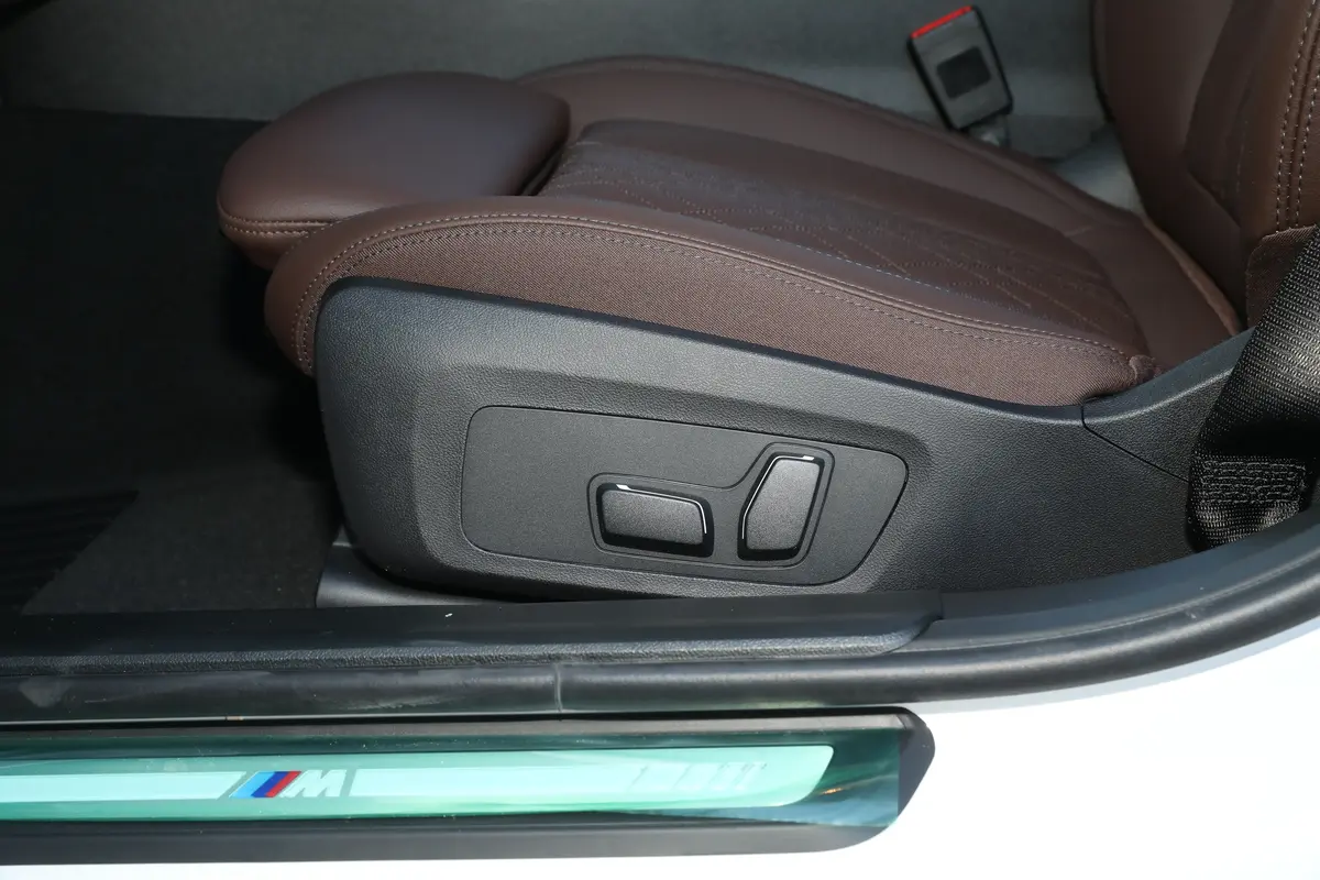 宝马3系325Li xDrive M运动套装主驾座椅调节