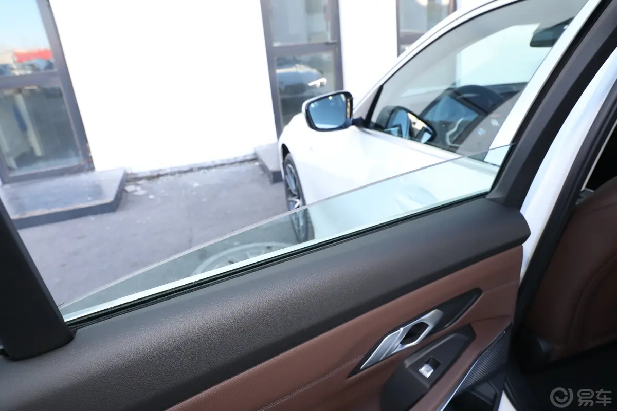 宝马3系325Li xDrive M运动套装后排玻璃材质特写