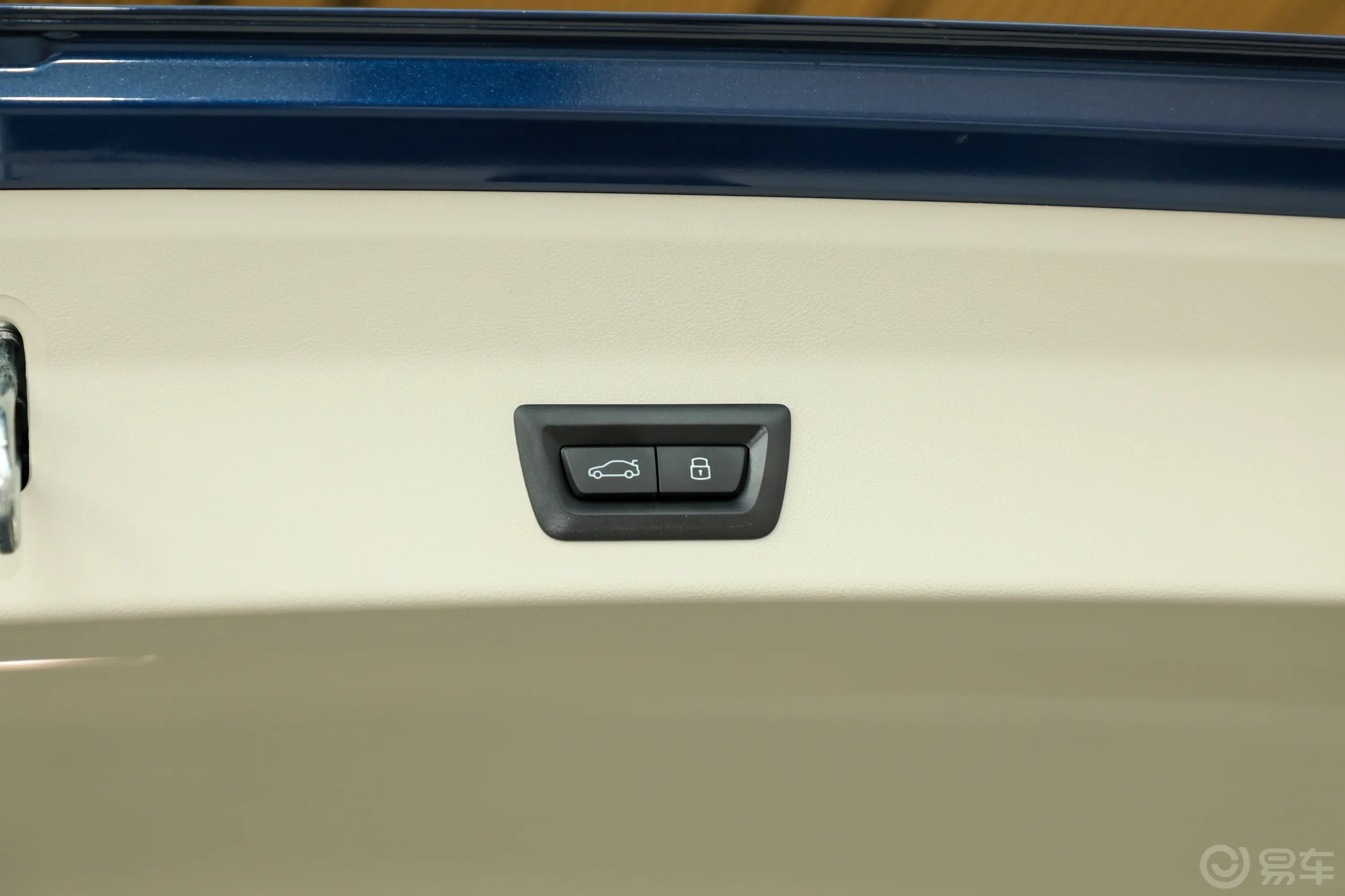 宝马X3xDrive25i M运动套装电动尾门按键（手动扶手）