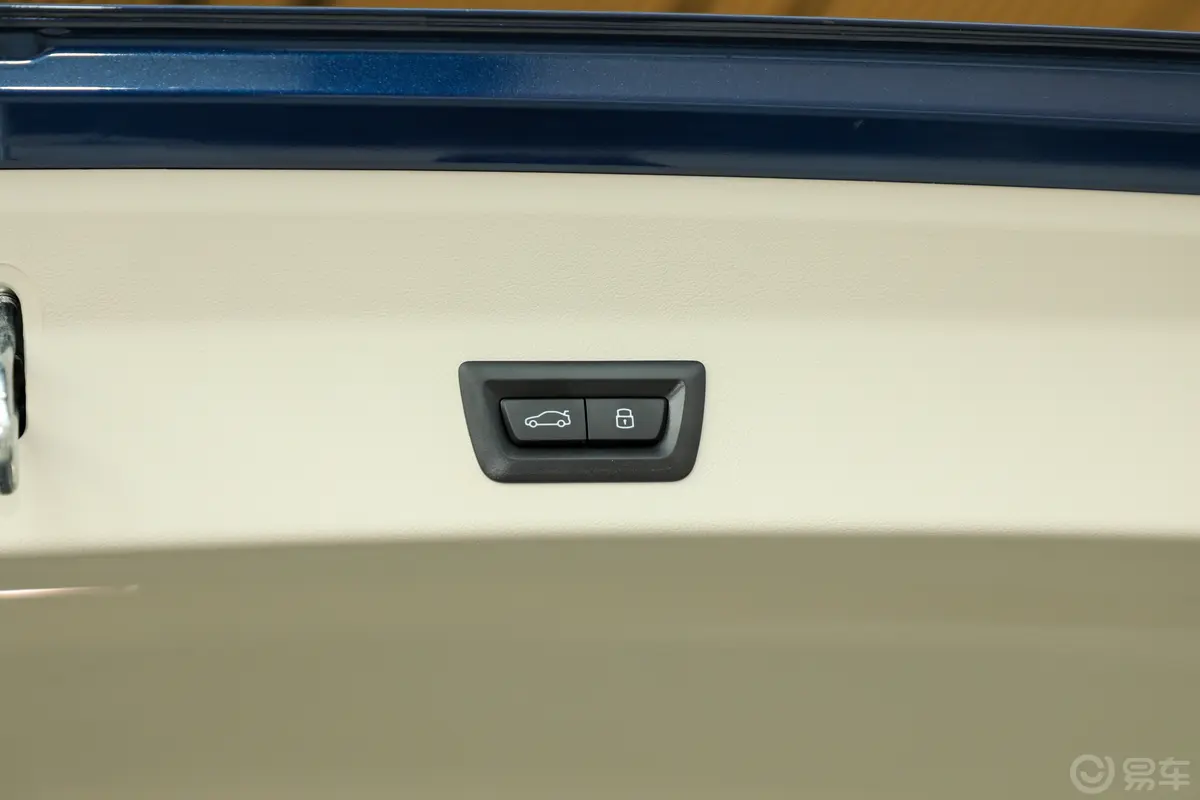 宝马X3xDrive25i M运动套装电动尾门按键（手动扶手）