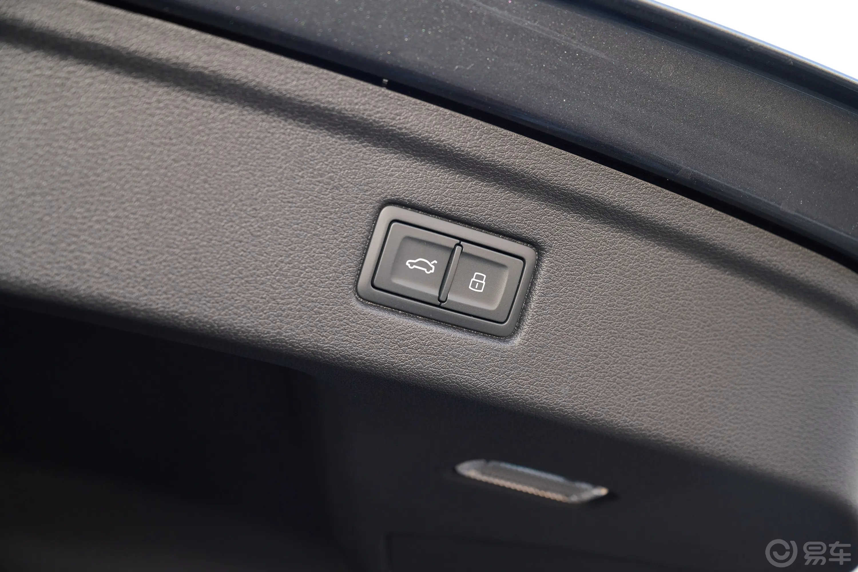 奥迪S53.0T Sportback电动尾门按键（手动扶手）