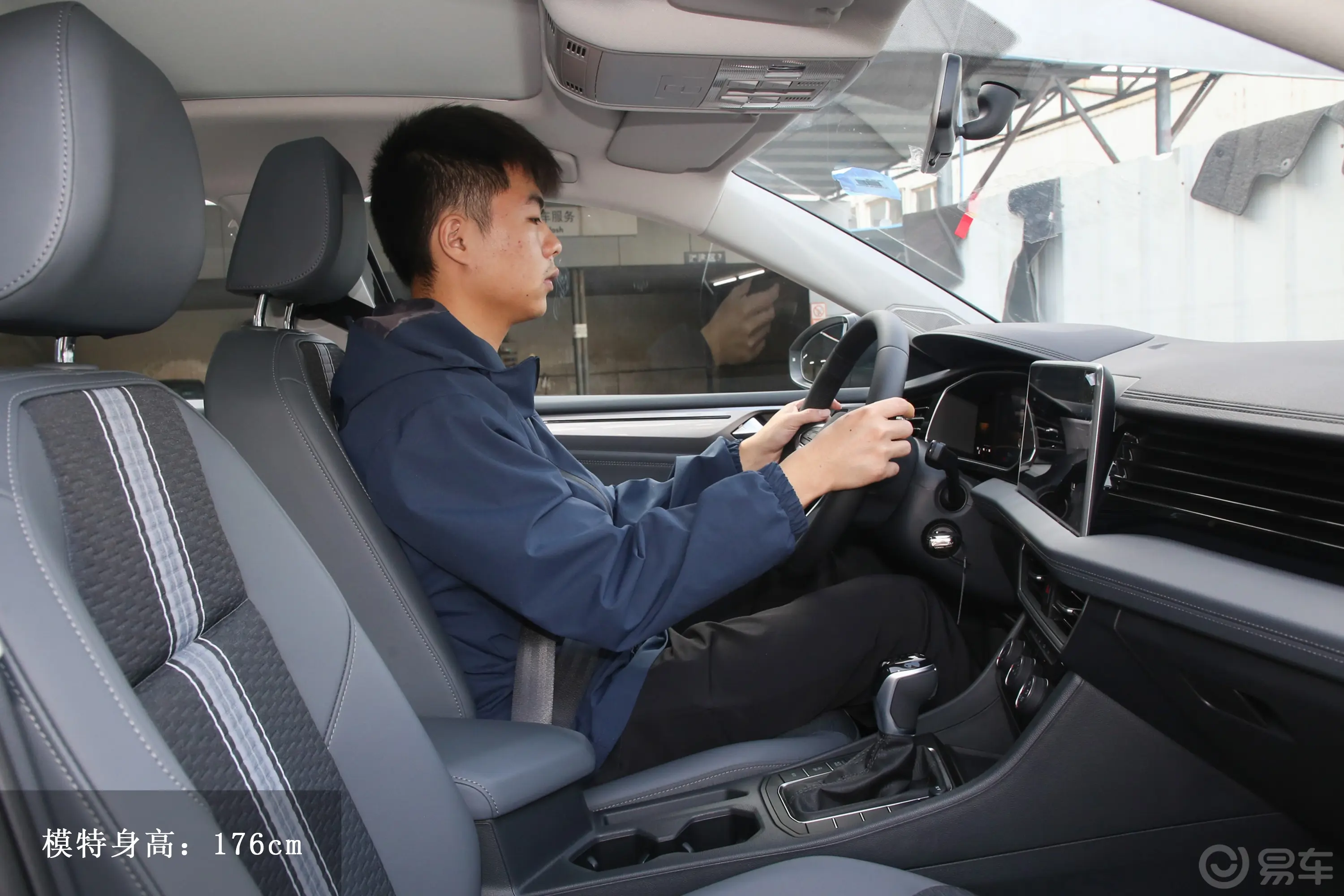 速腾300TSI 双离合飞越版前排空间体验