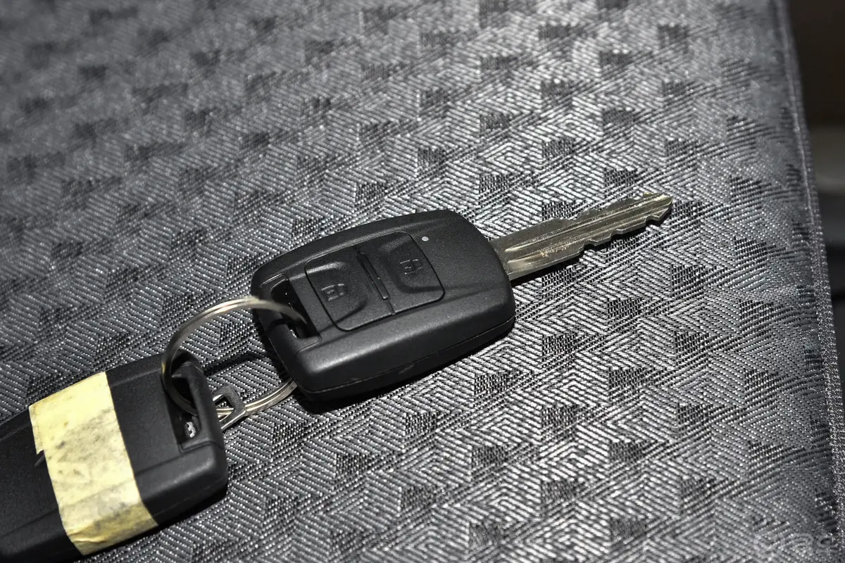五菱荣光新卡2.0L 单排后双轮舒适型 2座钥匙正面