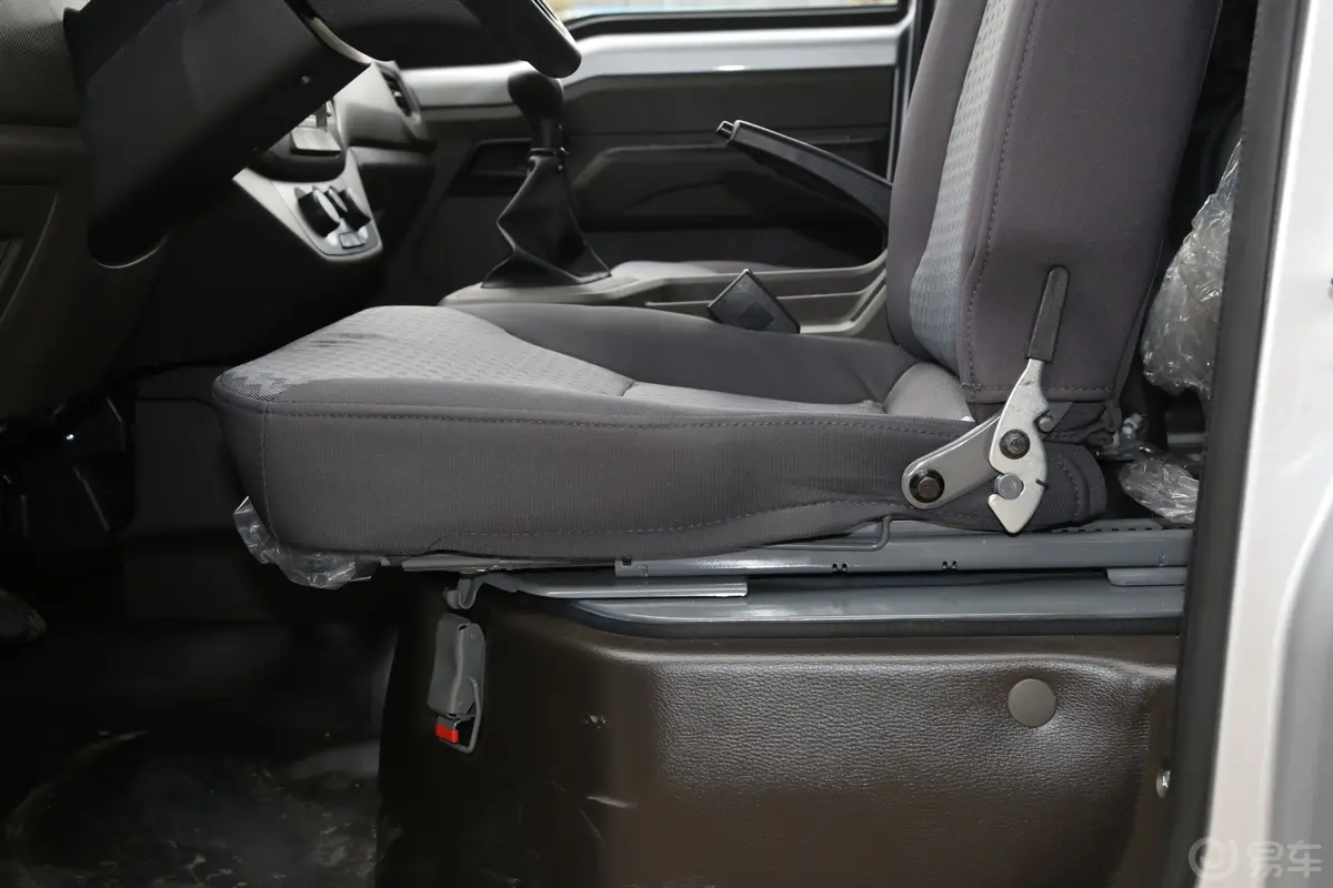 五菱荣光新卡2.0L 单排后双轮舒适型 2座主驾座椅调节