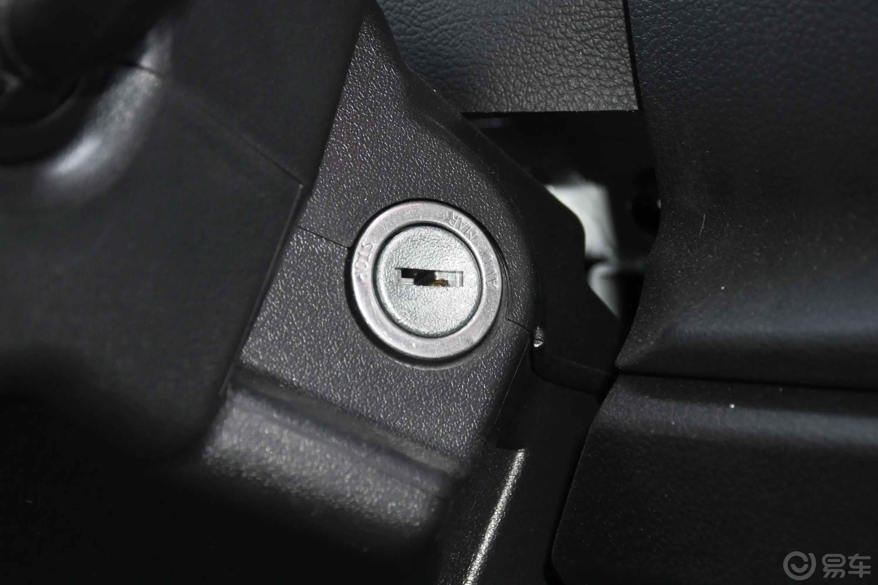 依维柯得意聚财版 2.5T 客车短轴低顶后单胎 5-9座钥匙孔或一键启动按键