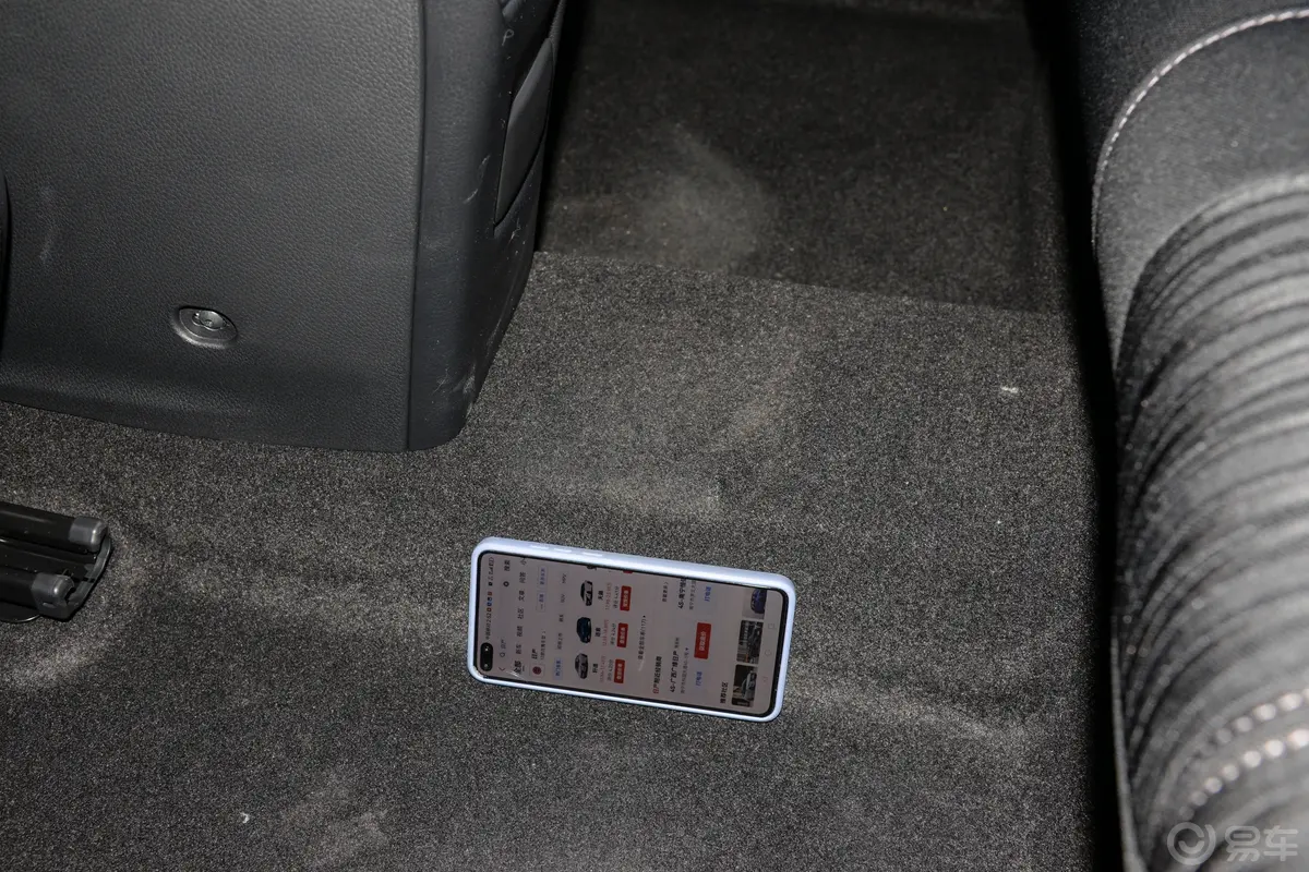 轩逸改款 经典 1.6L XE舒适版后排地板中间位置