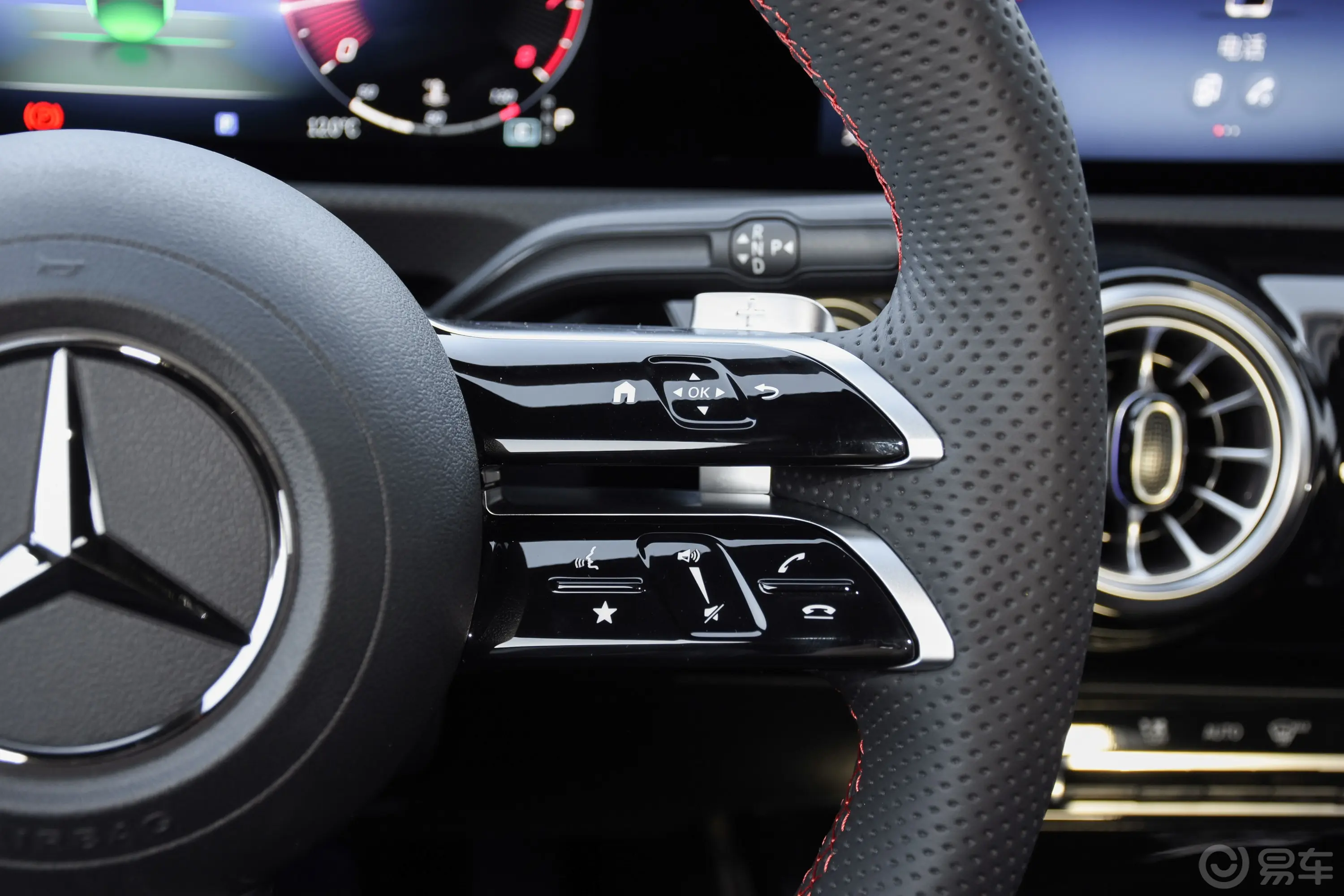 奔驰A级改款 A 200 L 时尚型右侧方向盘功能按键