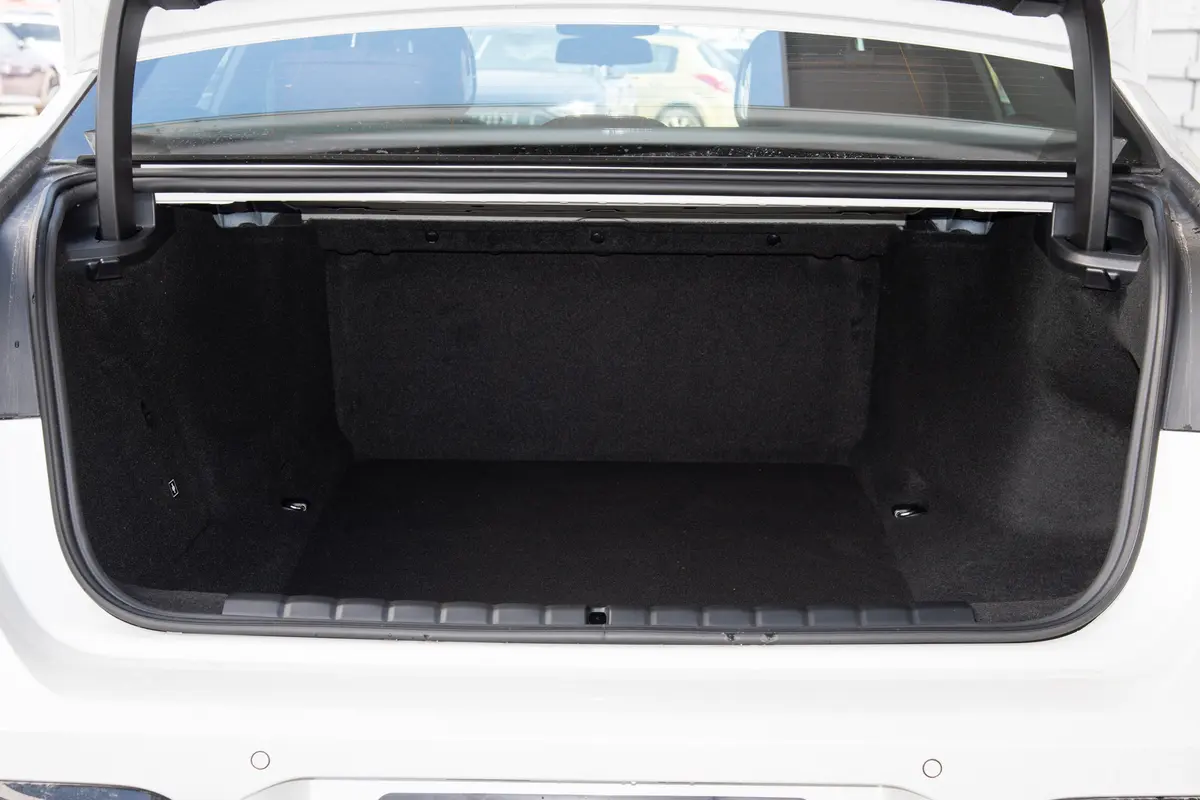 宝马i7eDrive50L 尊享型 M运动套装后备厢空间特写