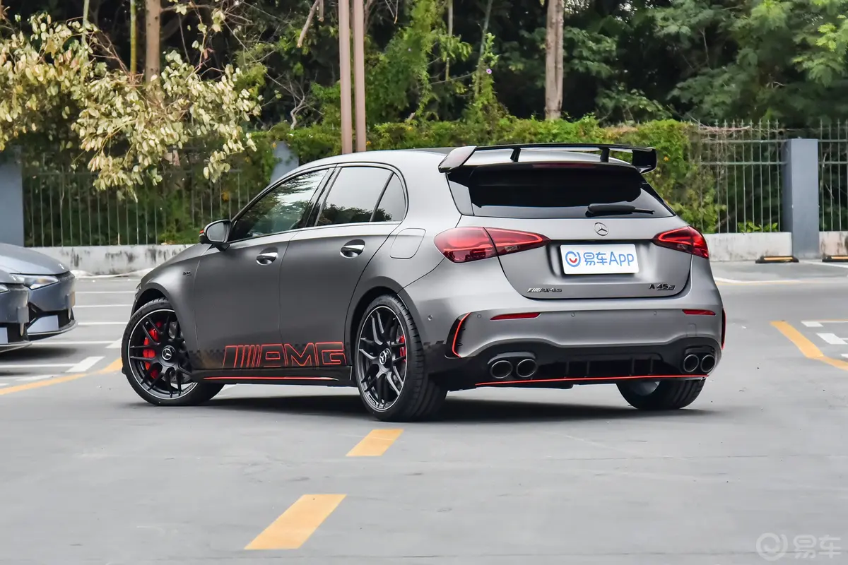 奔驰A级 AMG(进口)AMG A 45 S 4MATIC+燃擎当道特别版侧后45度车头向左水平