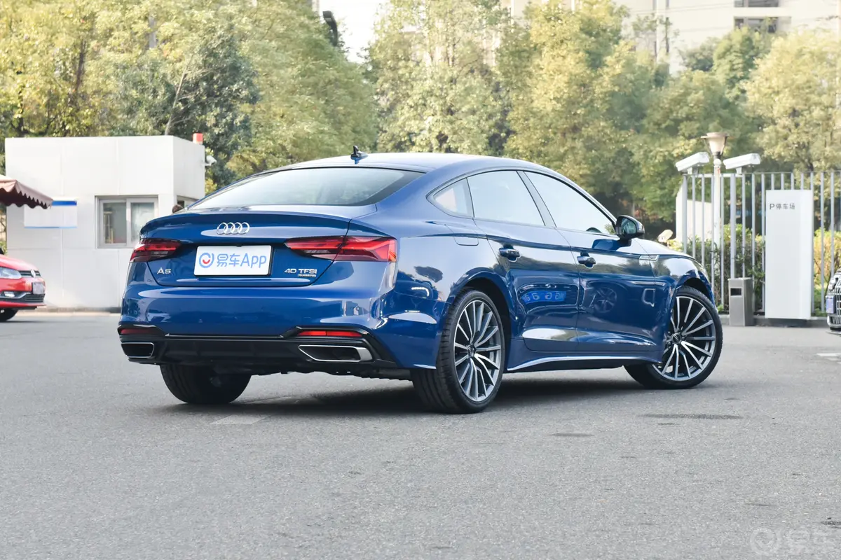 奥迪A5Sportback 40 TFSI quattro 豪华动感型侧后45度车头向右水平