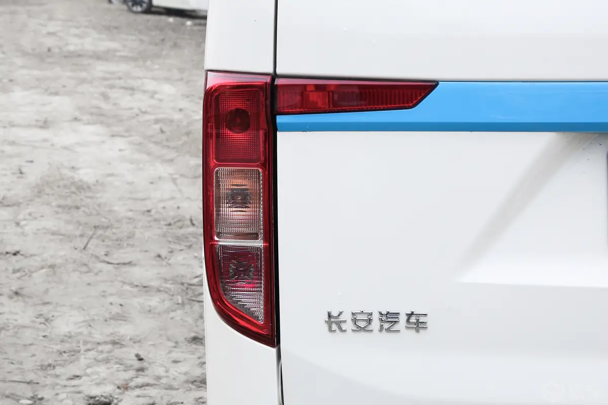 跨越星V5 EV251km 客车掀背门豪华版 7座 41.86kWh外观灯组