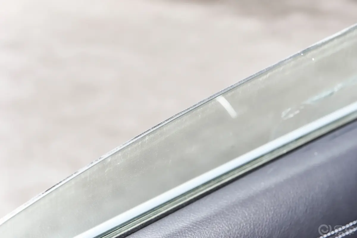 奔驰A级改款 A 200 L 动感型后排玻璃材质特写