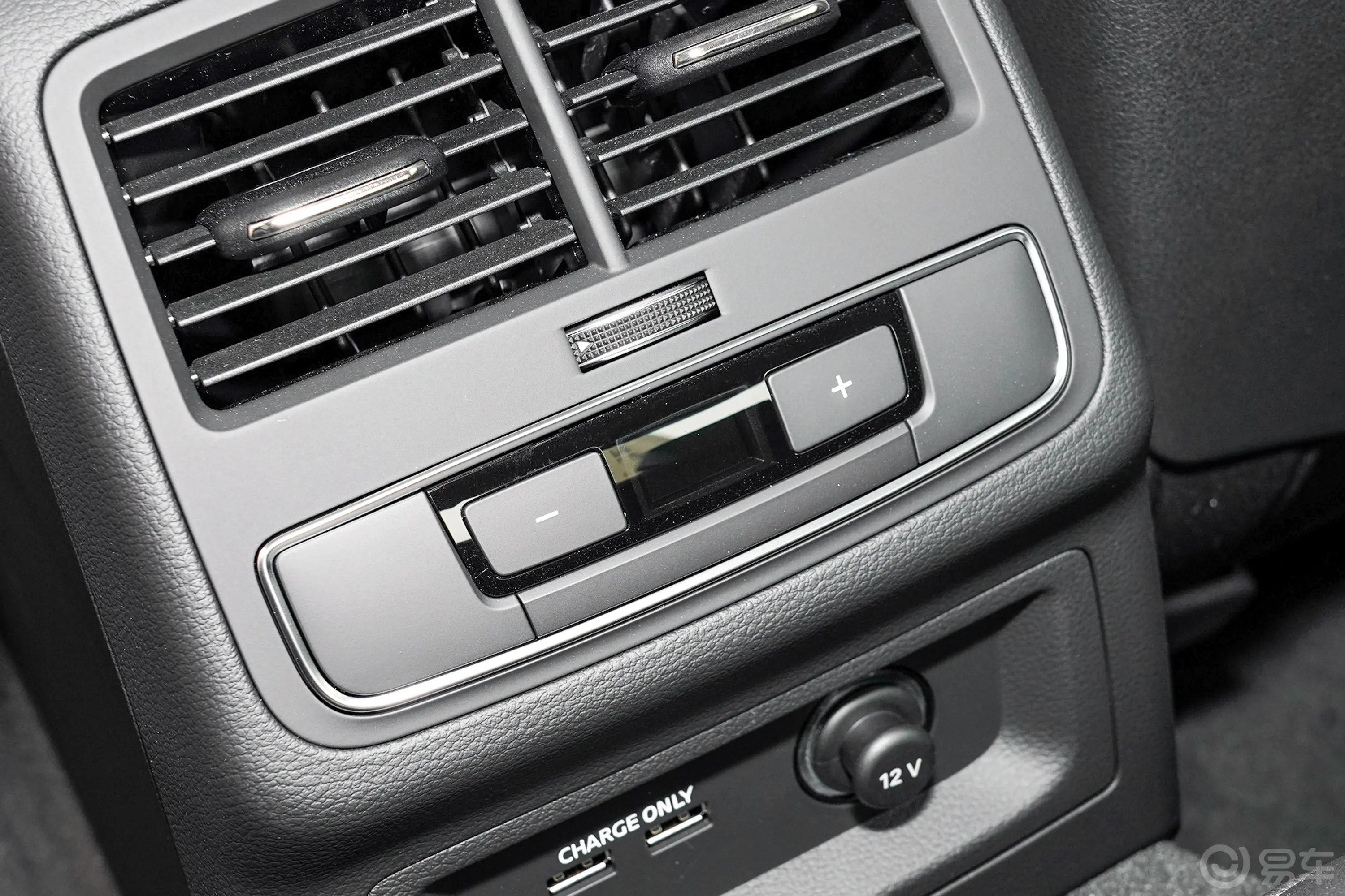 奥迪A5Coupe 40 TFSI 时尚动感型后排空调控制键