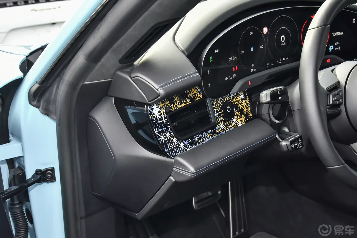 TaycanTaycan Turbo S 定制版主驾驶位