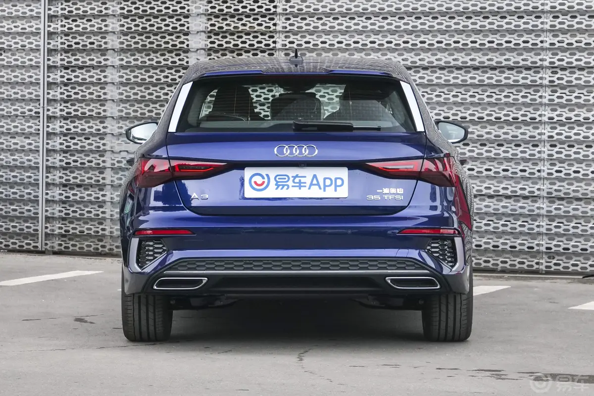 奥迪A3Sportback 35 TFSI 时尚运动型正后水平