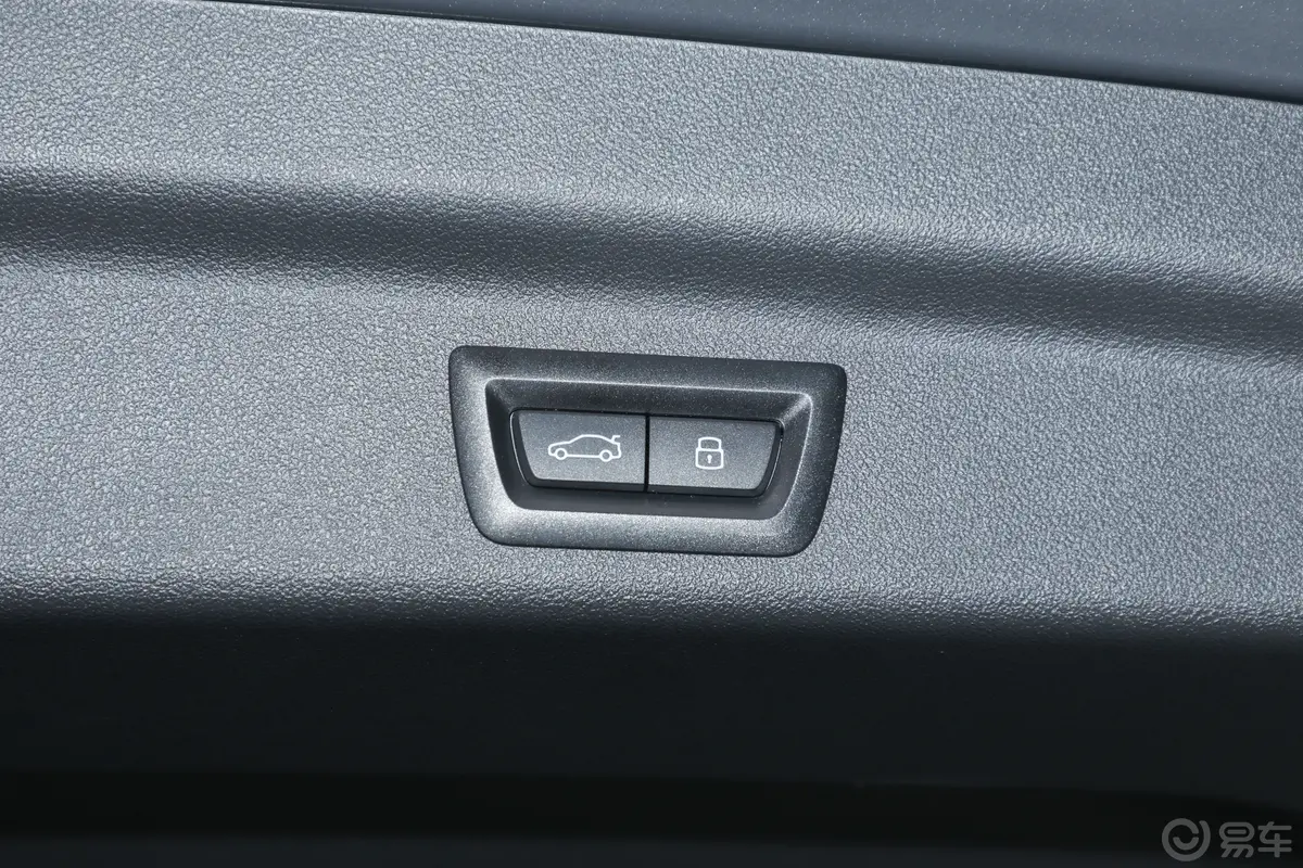 宝马X1xDrive25Li X设计套装电动尾门按键（手动扶手）