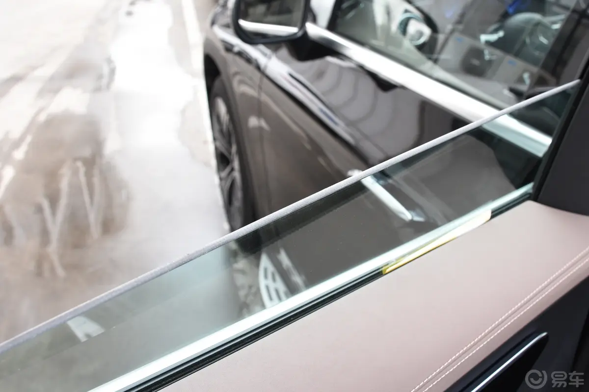 奔驰EQE SUV350 4MATIC 豪华版后排玻璃材质特写