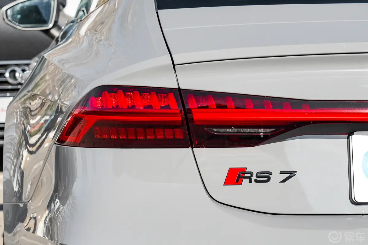 奥迪RS 74.0T Sportback Performance外观灯组