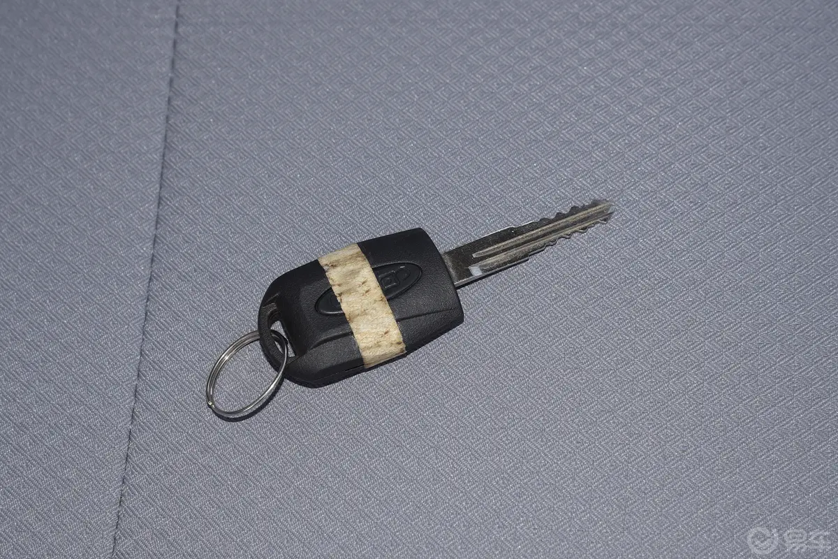 长安星卡1.5L 单排2.72米钢板厢货舒适型钥匙正面