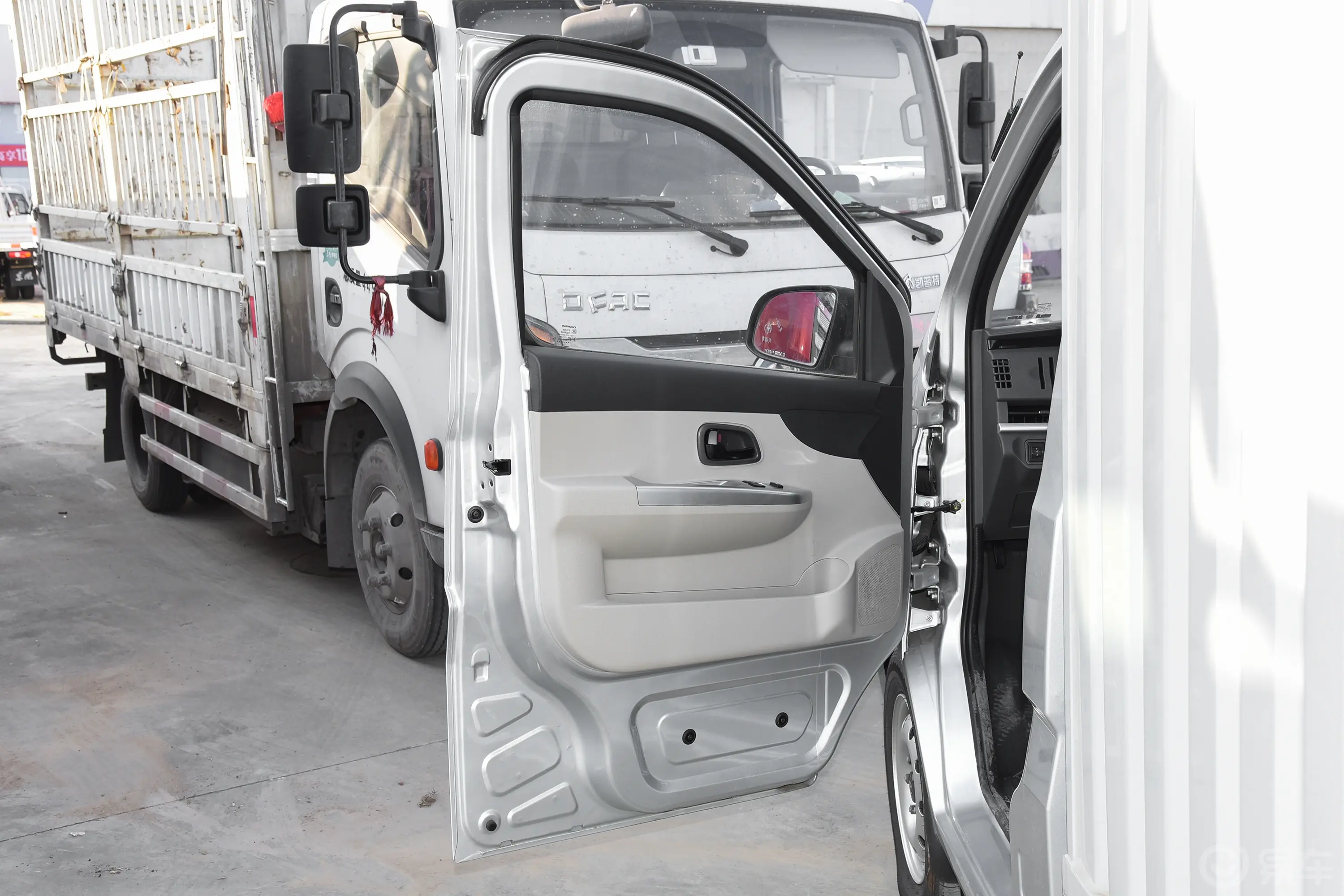 长安星卡1.5L 单排2.72米钢板厢货舒适型驾驶员侧前车门