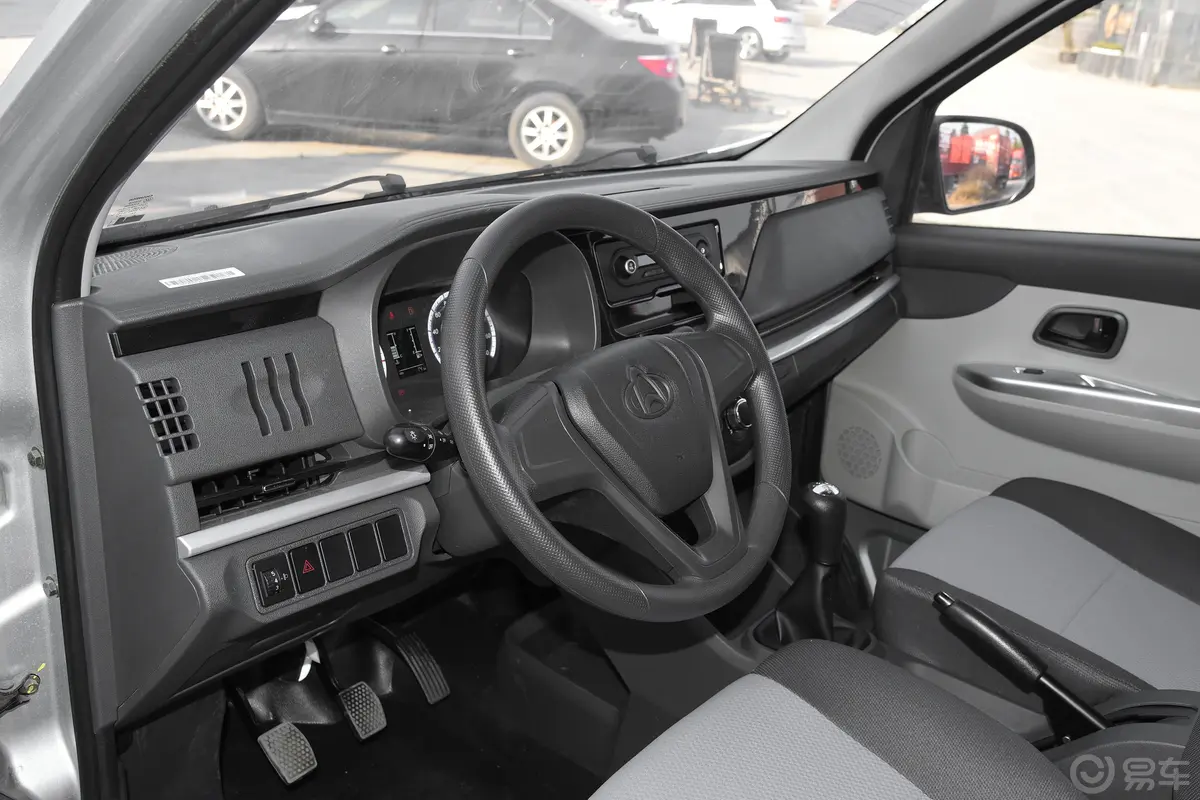 长安星卡1.5L 单排2.72米钢板厢货舒适型内饰全景正拍