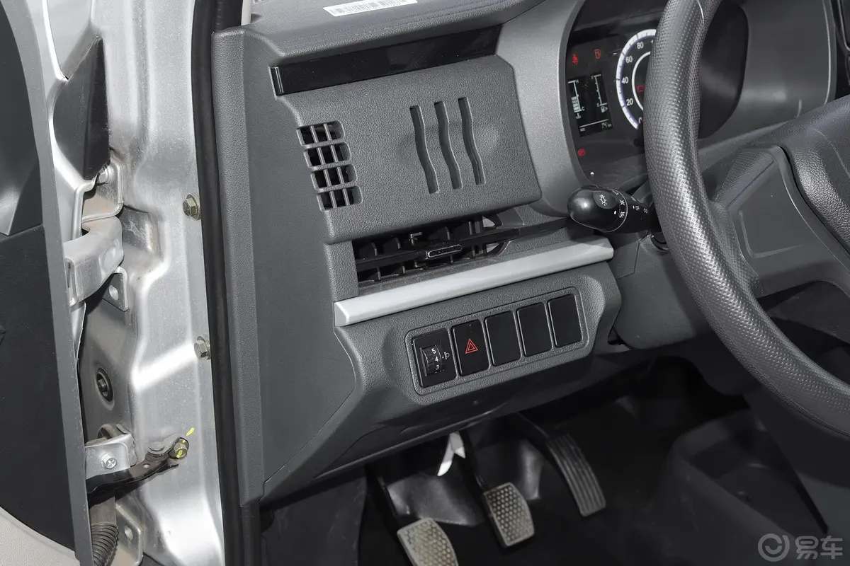 长安星卡1.5L 单排2.72米钢板厢货舒适型主驾驶位